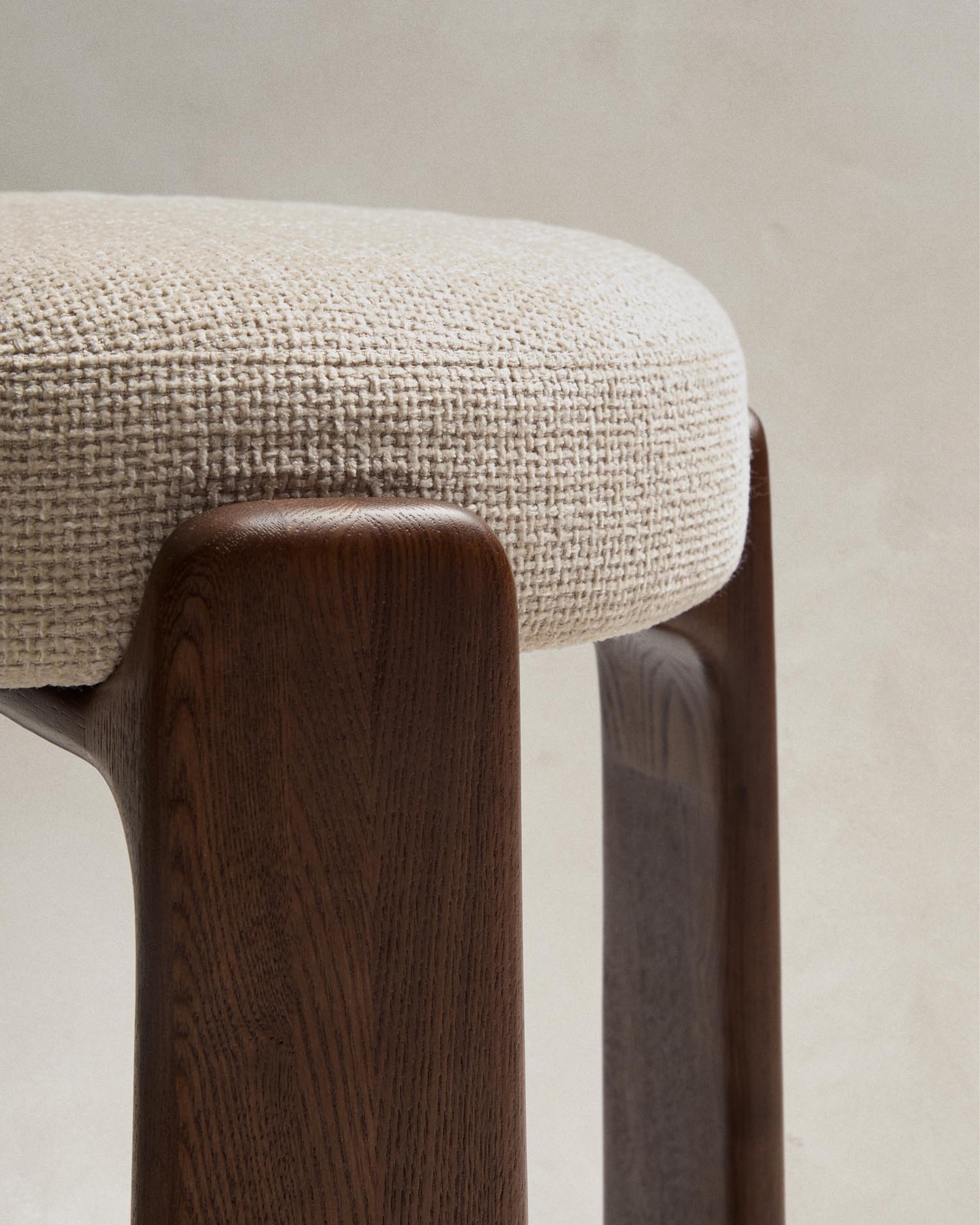 Hocker Granite aus beigefarbener Chenille und massivem Eschenholz mit nussbaumfarbenem Finish, FSC 100%, 75 cm in Beige präsentiert im Onlineshop von KAQTU Design AG. Barstuhl ist von Kave Home