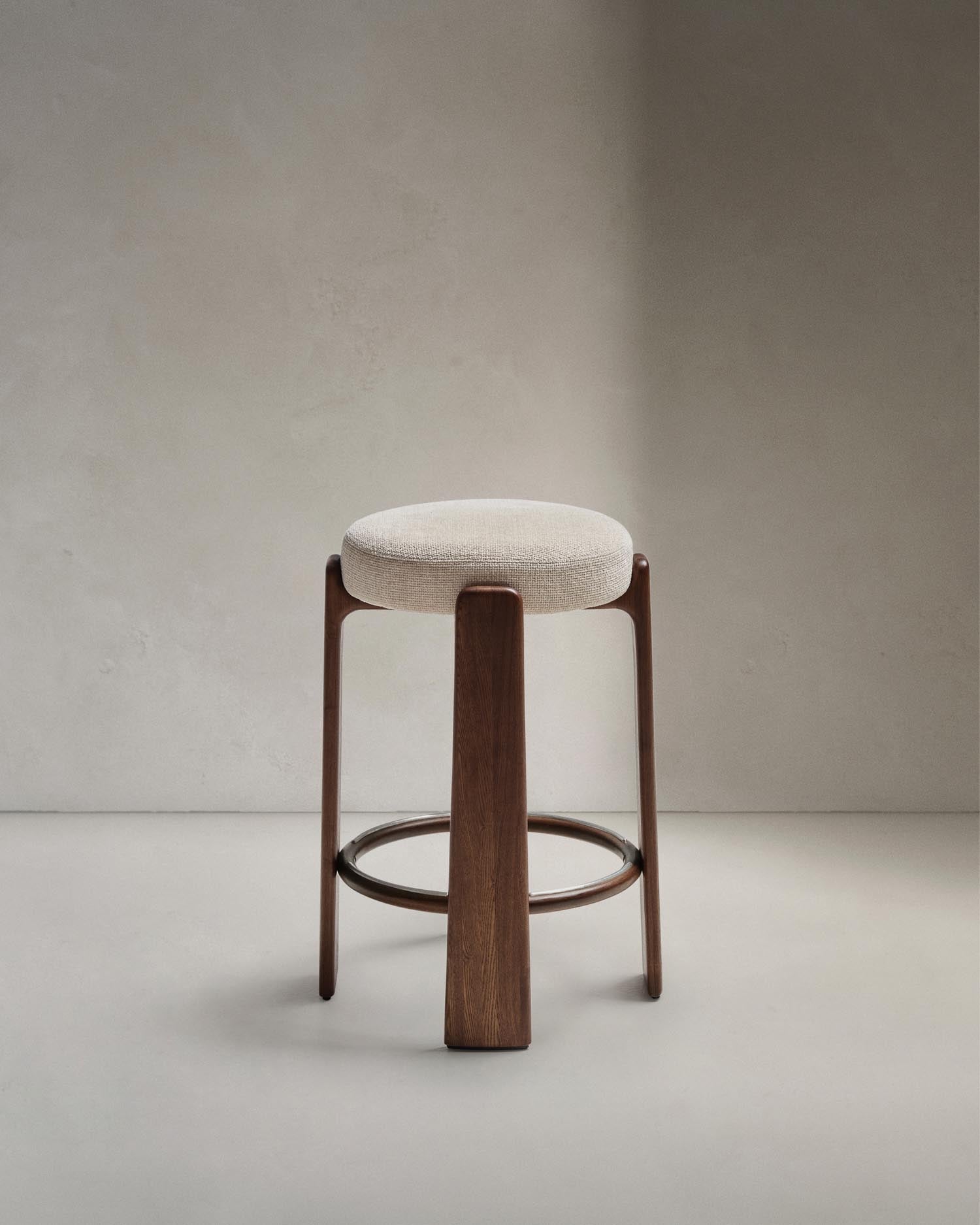 Hocker Granite aus beigefarbener Chenille und massivem Eschenholz mit nussbaumfarbenem Finish, FSC 100%, 75 cm in Beige präsentiert im Onlineshop von KAQTU Design AG. Barstuhl ist von Kave Home