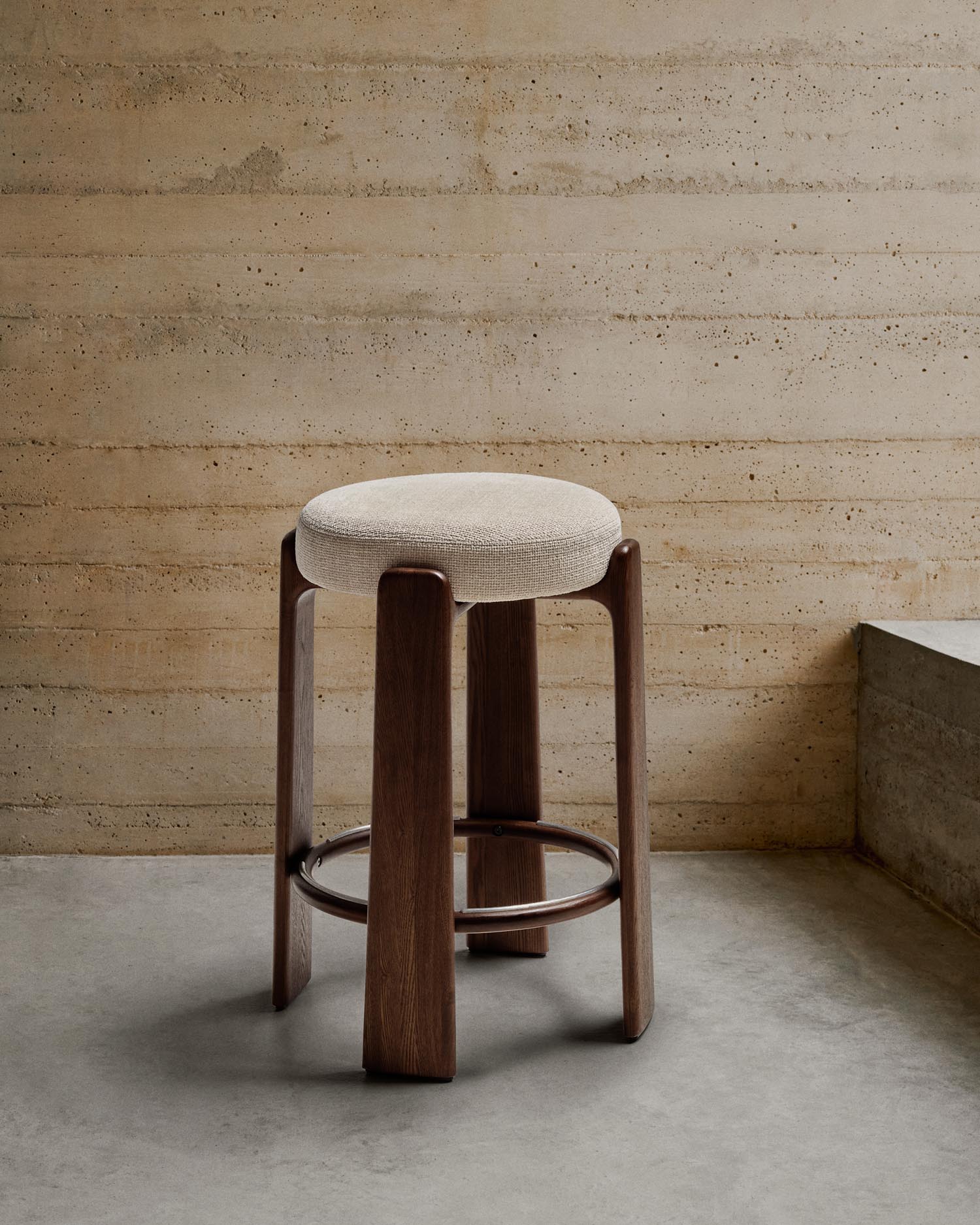 Hocker Granite aus beigefarbener Chenille und massivem Eschenholz mit nussbaumfarbenem Finish, FSC 100%, 75 cm in Beige präsentiert im Onlineshop von KAQTU Design AG. Barstuhl ist von Kave Home