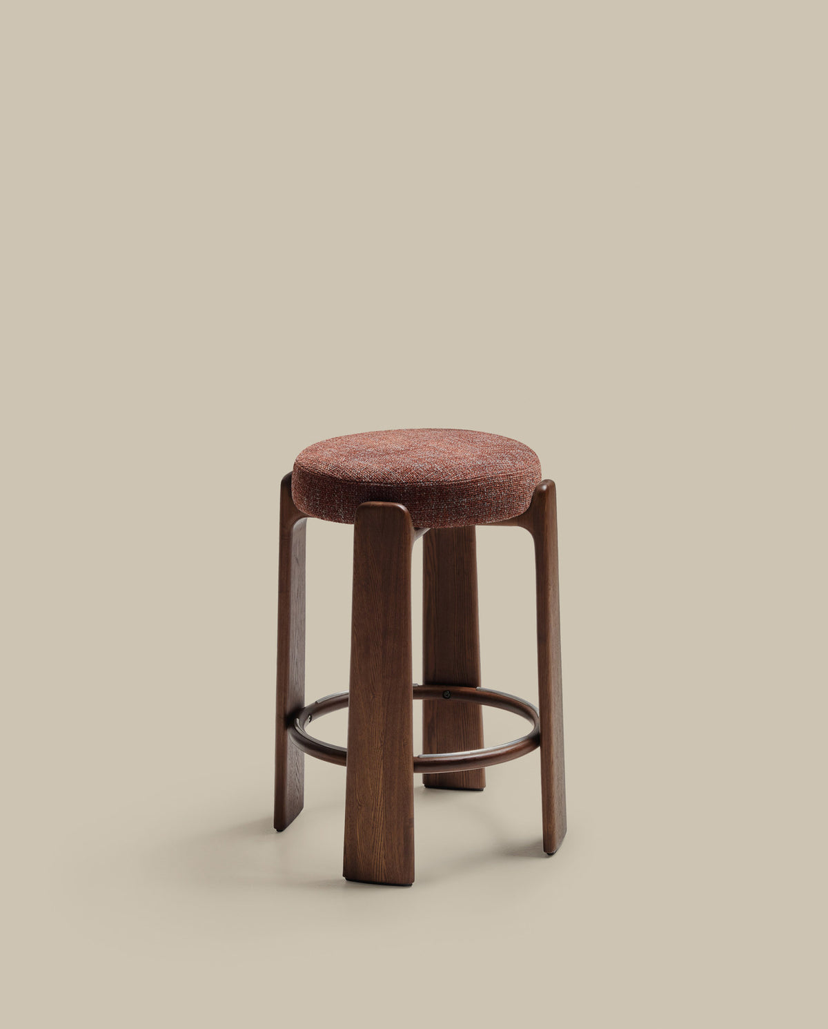Hocker Granite aus brauner Chenille und massivem Eschenholz mit nussbaumfarbenem Finish, FSC 100%, 75 cm in Braun, Dunkelbraun präsentiert im Onlineshop von KAQTU Design AG. Barstuhl ist von Kave Home