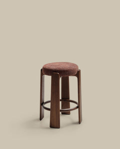 Hocker Granite aus brauner Chenille und massivem Eschenholz mit nussbaumfarbenem Finish, FSC 100%, 75 cm