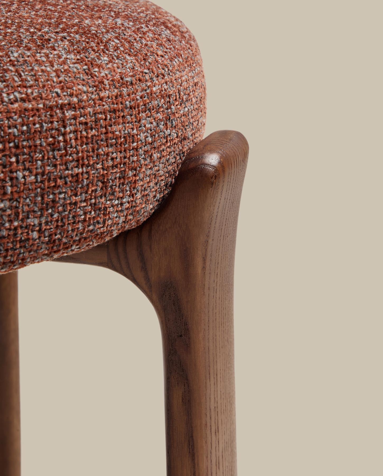 Hocker Granite, schwer entflammbar, aus brauner Chenille und massivem Eschenholz mit nussbaumfarbenem Finish, FSC 100 %, 75 cm in Braun präsentiert im Onlineshop von KAQTU Design AG. Barhocker ist von Kave Home