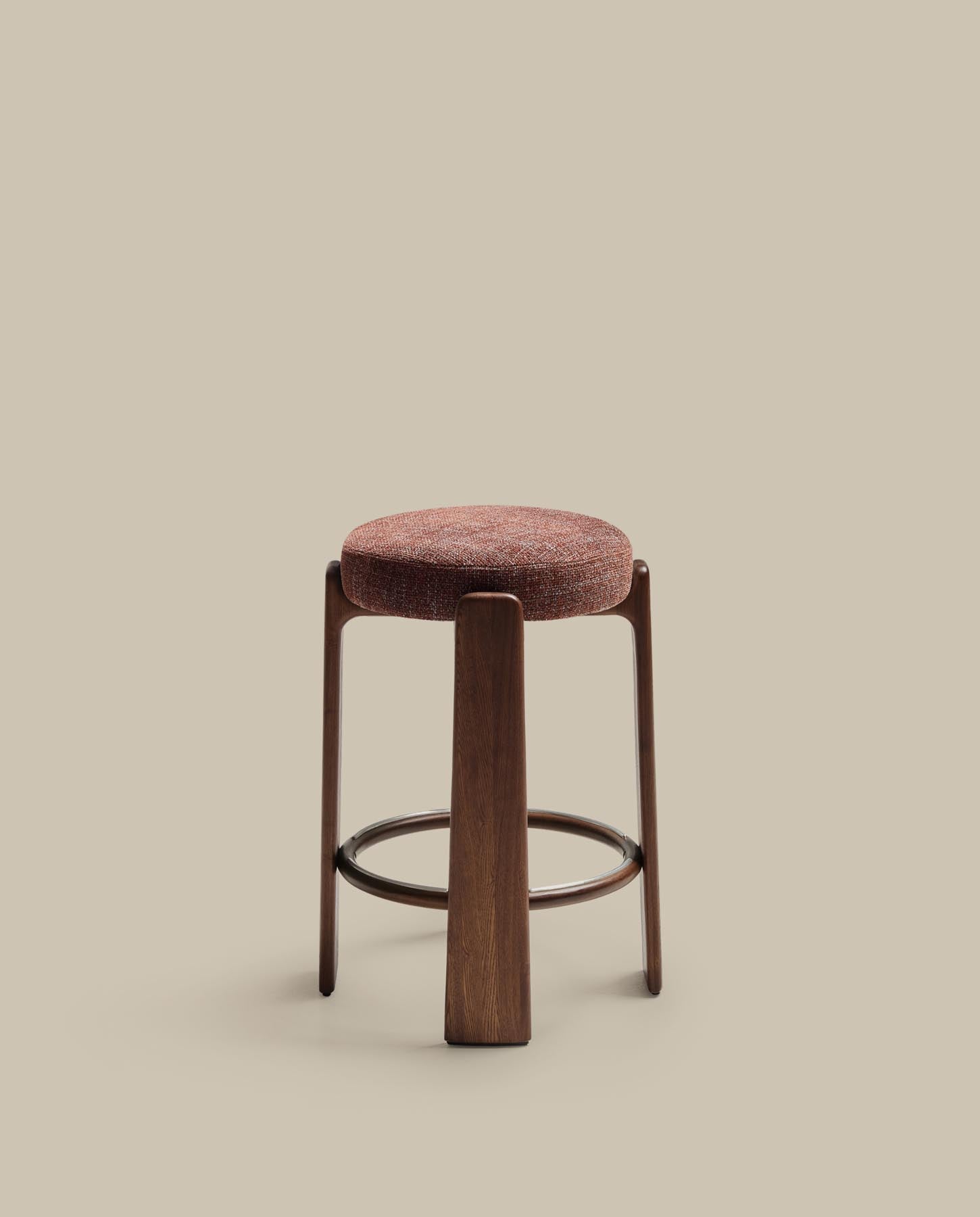 Hocker Granite, schwer entflammbar, aus brauner Chenille und massivem Eschenholz mit nussbaumfarbenem Finish, FSC 100 %, 75 cm in Braun präsentiert im Onlineshop von KAQTU Design AG. Barhocker ist von Kave Home