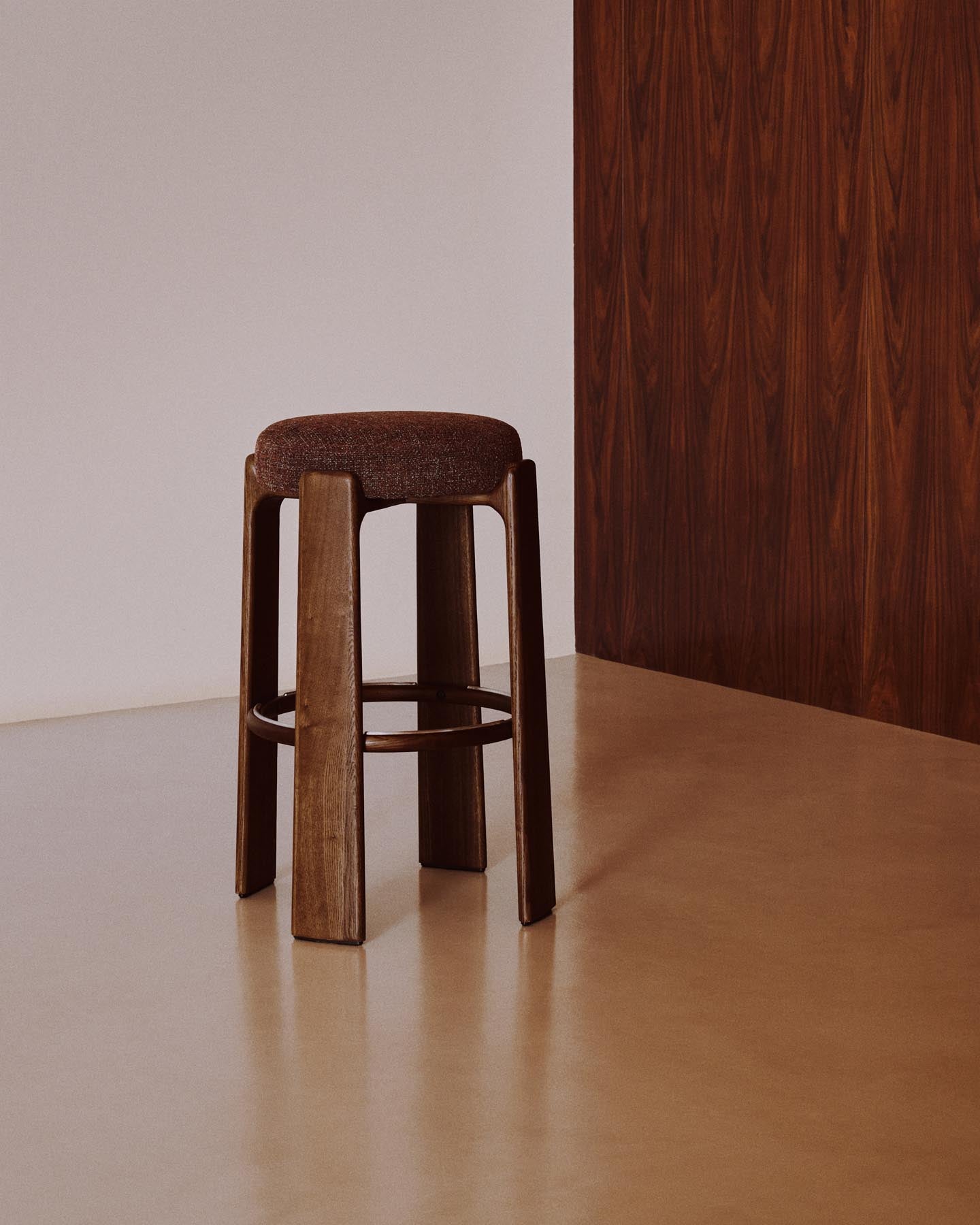 Hocker Granite, schwer entflammbar, aus brauner Chenille und massivem Eschenholz mit nussbaumfarbenem Finish, FSC 100 %, 75 cm in Braun präsentiert im Onlineshop von KAQTU Design AG. Barhocker ist von Kave Home