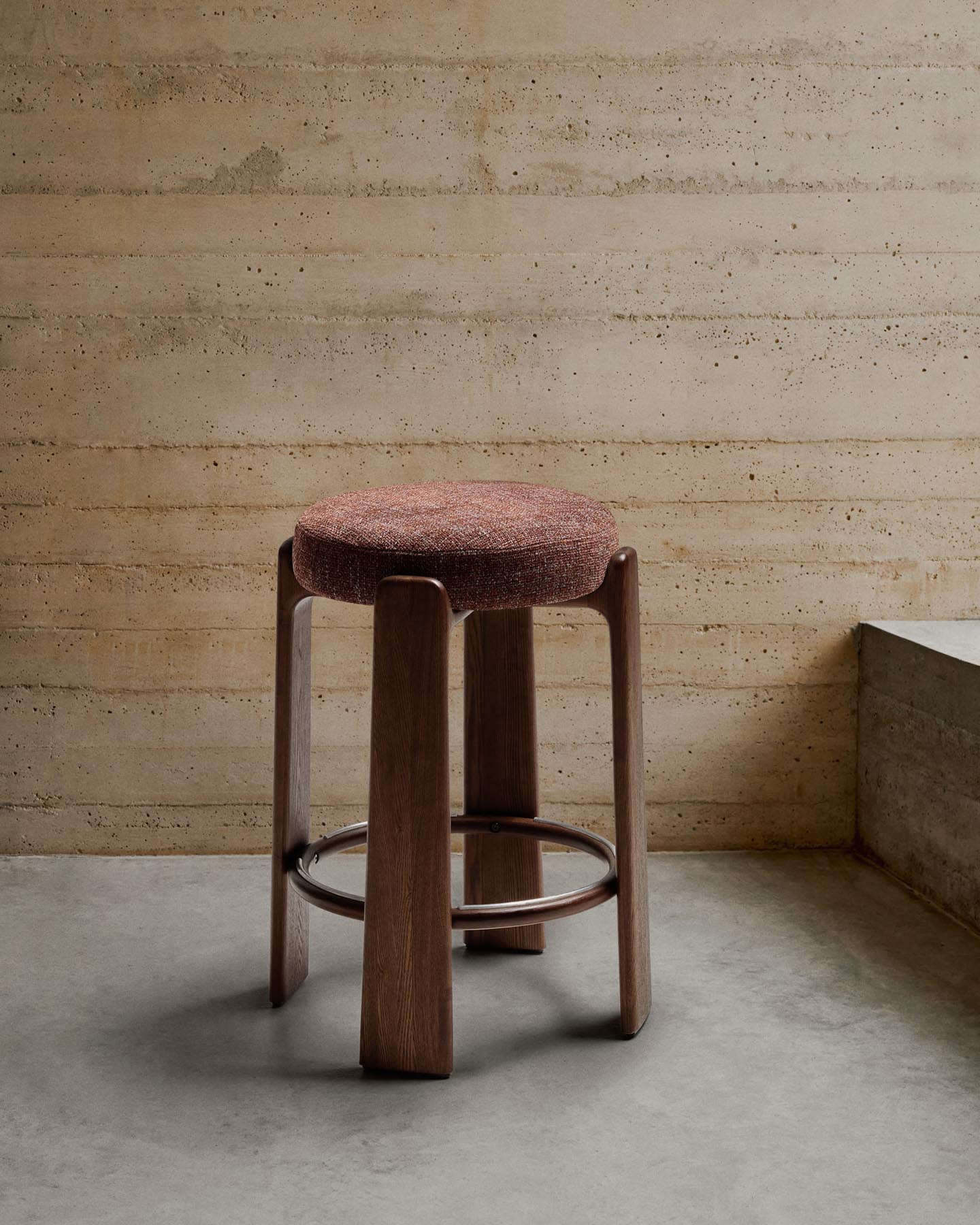Eleganter Hocker Granite aus brauner Chenille und FSC-zertifiziertem Eschenholz mit nussbaumfarbenem Finish. Ideal für stilvolle Bar- und Essbereiche.