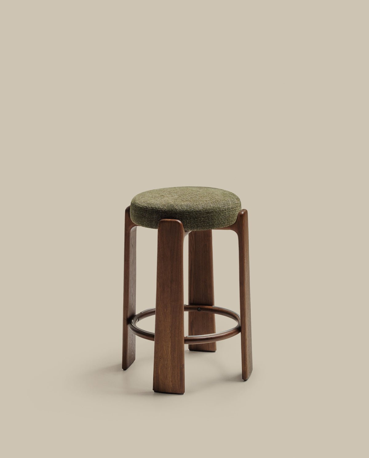 Hocker Granite aus grüner Chenille und massivem Eschenholz mit nussbaumfarbenem Finish, FSC 100%, 75 cm in Grün, Dunkelbraun präsentiert im Onlineshop von KAQTU Design AG. Barstuhl ist von Kave Home