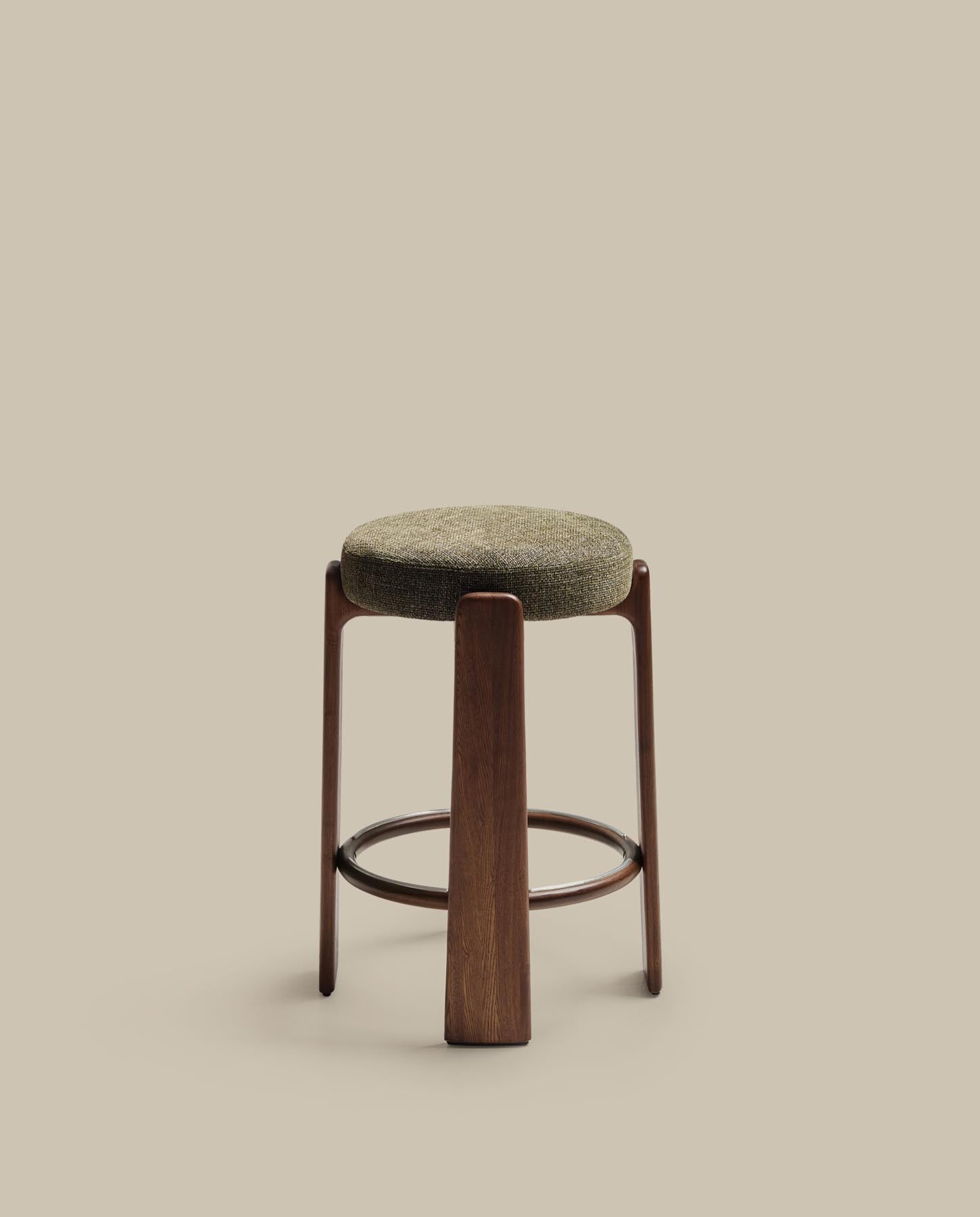 Hocker Granite, schwer entflammbar, aus grüner Chenille und massivem Eschenholz mit nussbaumfarbenem Finish, FSC 100 %, 75 cm in Grün präsentiert im Onlineshop von KAQTU Design AG. Barhocker ist von Kave Home
