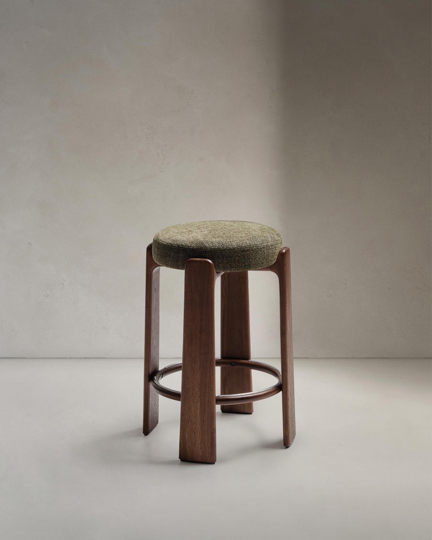 Hocker Granite aus grüner Chenille und massivem Eschenholz mit nussbaumfarbenem Finish, FSC 100%, 75 cm in Grün präsentiert im Onlineshop von KAQTU Design AG. Barstuhl ist von Kave Home