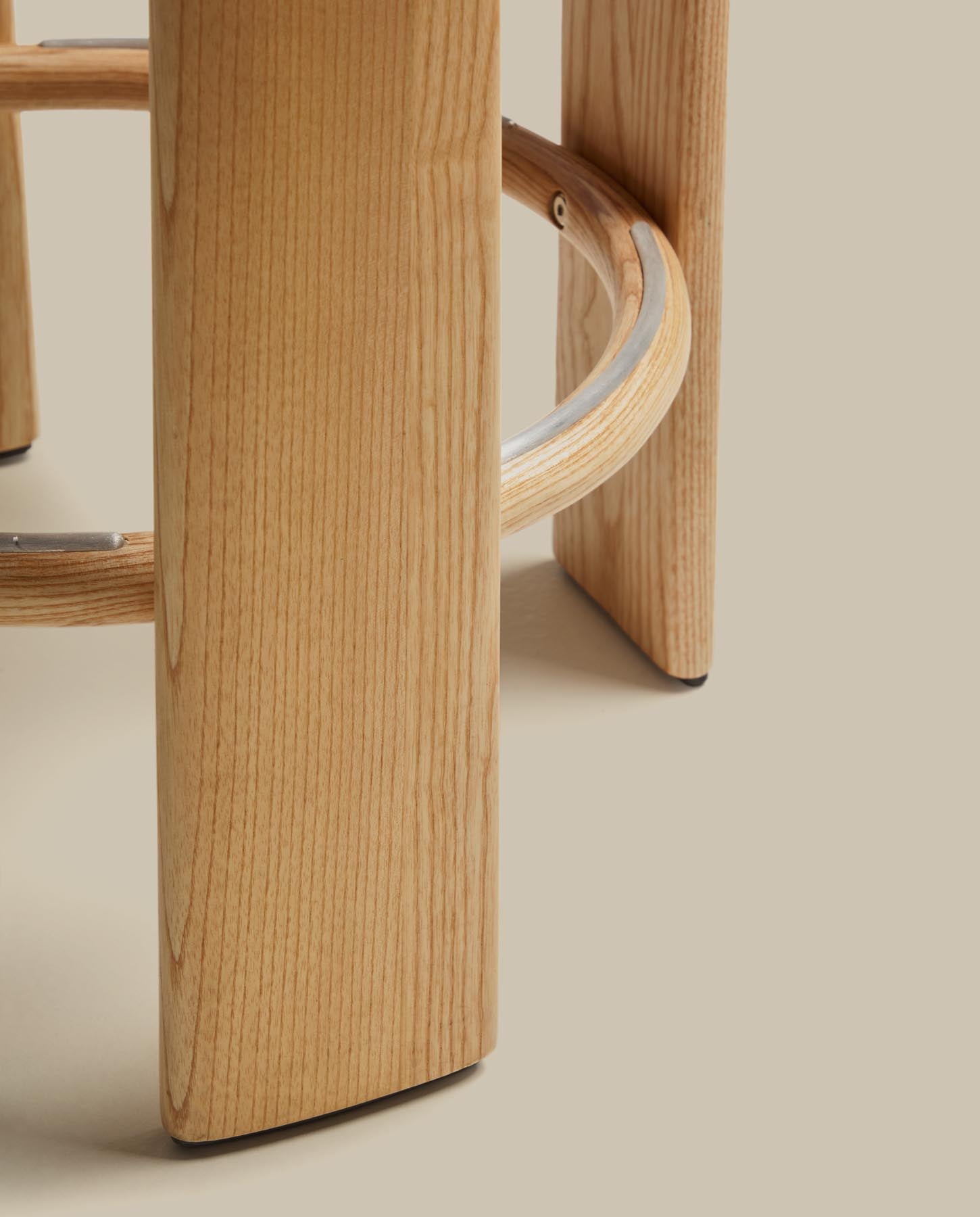 Hocker Granite, schwer entflammbar, aus beiger Chenille und massivem Eschenholz mit naturfarbenem Finish, FSC 100 %, 75 cm in Beige präsentiert im Onlineshop von KAQTU Design AG. Barhocker ist von Kave Home