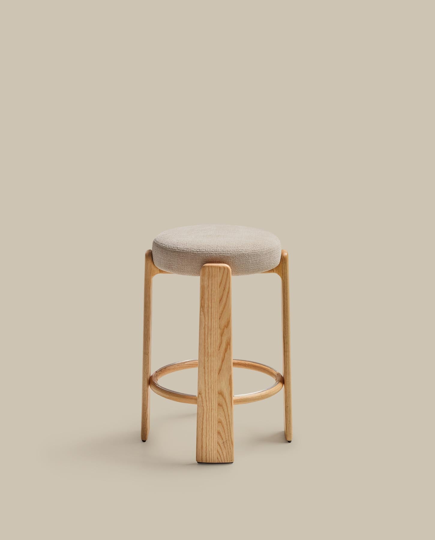 Hocker Granite, schwer entflammbar, aus beiger Chenille und massivem Eschenholz mit naturfarbenem Finish, FSC 100 %, 75 cm in Beige präsentiert im Onlineshop von KAQTU Design AG. Barhocker ist von Kave Home