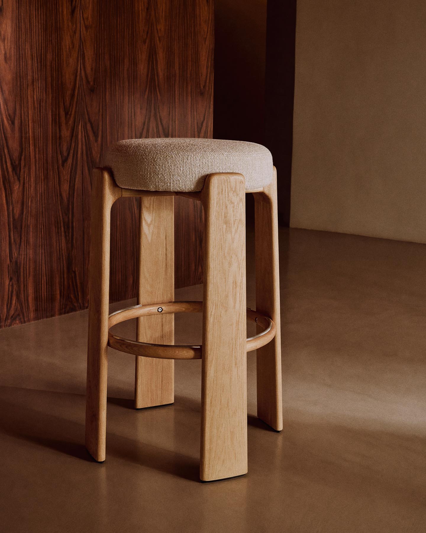Hocker Granite, schwer entflammbar, aus beiger Chenille und massivem Eschenholz mit naturfarbenem Finish, FSC 100 %, 75 cm in Beige präsentiert im Onlineshop von KAQTU Design AG. Barhocker ist von Kave Home