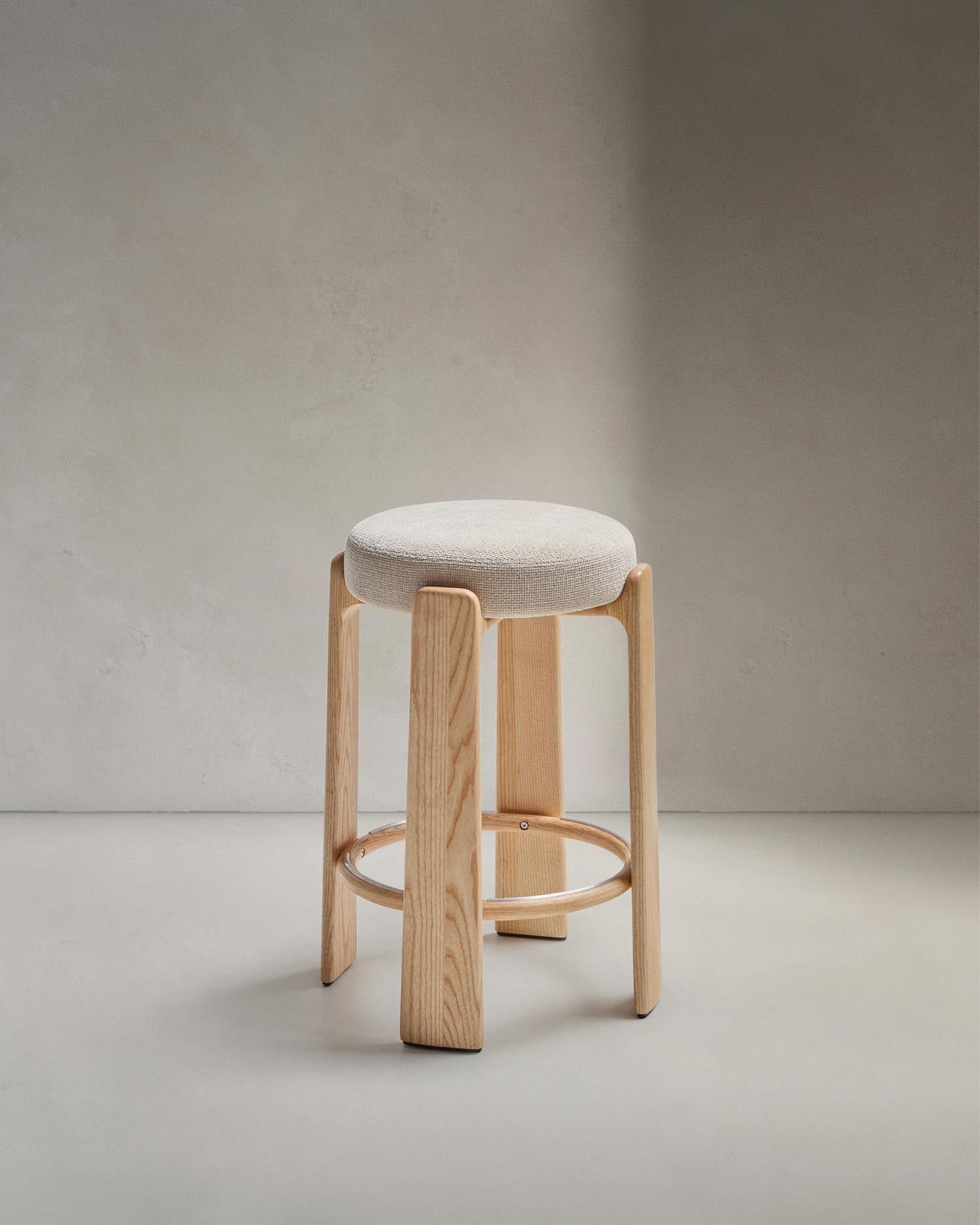 Hocker Granite aus beigefarbener Chenille und massivem Eschenholz mit naturfarbenem Finish, FSC 100%, 75 cm in Beige präsentiert im Onlineshop von KAQTU Design AG. Barstuhl ist von Kave Home