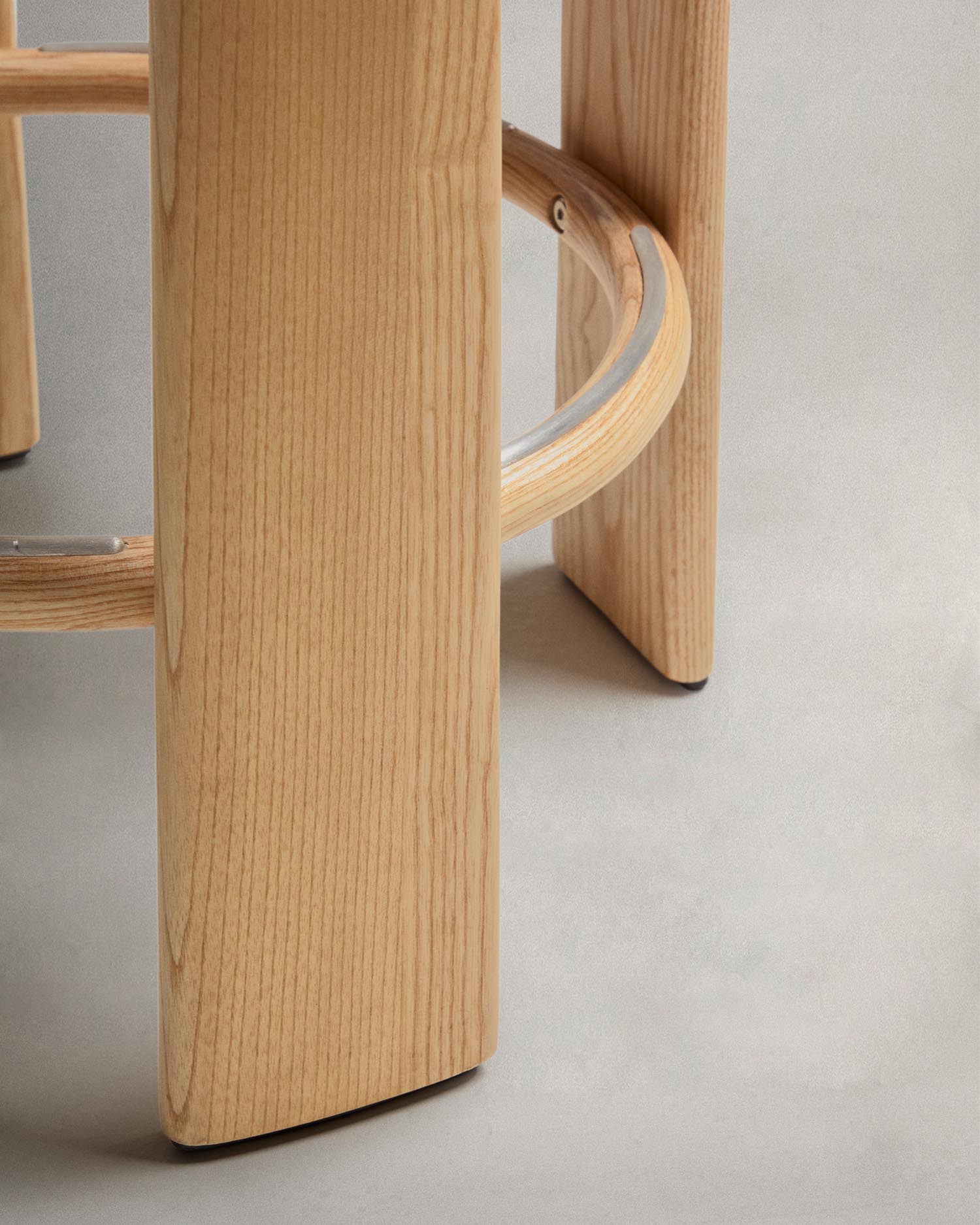 Hocker Granite aus beigefarbener Chenille und massivem Eschenholz mit naturfarbenem Finish, FSC 100%, 75 cm in Beige präsentiert im Onlineshop von KAQTU Design AG. Barstuhl ist von Kave Home