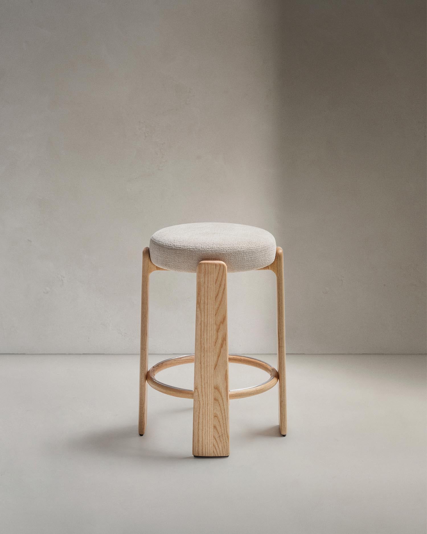Hocker Granite aus beigefarbener Chenille und massivem Eschenholz mit naturfarbenem Finish, FSC 100%, 75 cm in Beige präsentiert im Onlineshop von KAQTU Design AG. Barstuhl ist von Kave Home
