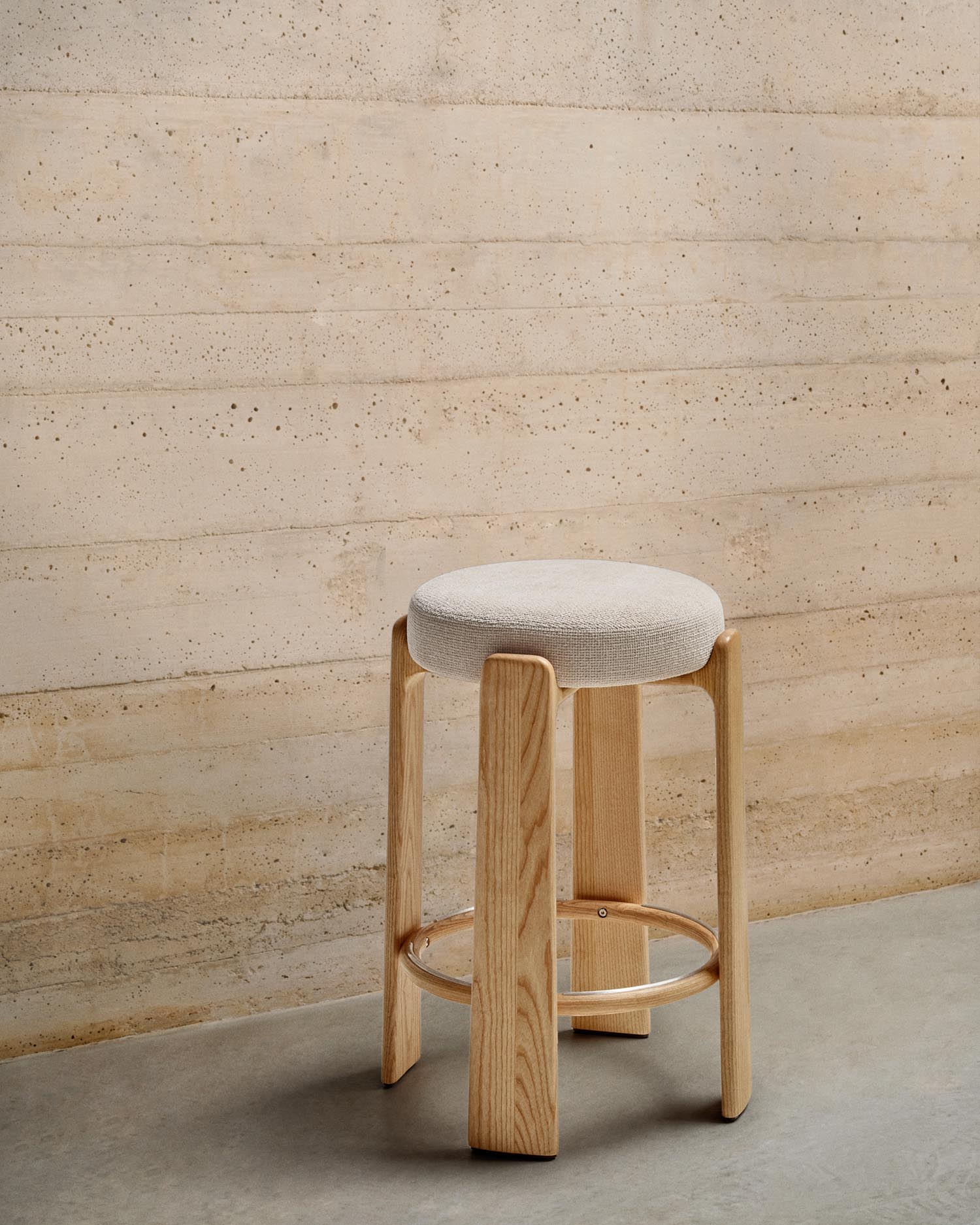 Hocker Granite aus beigefarbener Chenille und massivem Eschenholz mit naturfarbenem Finish, FSC 100%, 75 cm in Beige präsentiert im Onlineshop von KAQTU Design AG. Barstuhl ist von Kave Home