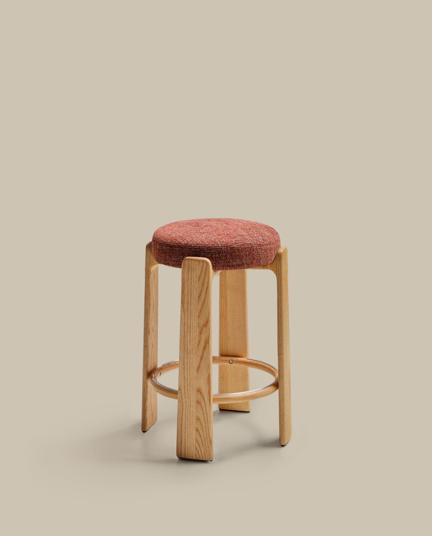 Hocker Granite, schwer entflammbar, aus terrakottafarbener Chenille und massivem Eschenholz mit naturfarbener Oberfläche, FSC 100 %, 75 cm in Terrakotta präsentiert im Onlineshop von KAQTU Design AG. Barhocker ist von Kave Home