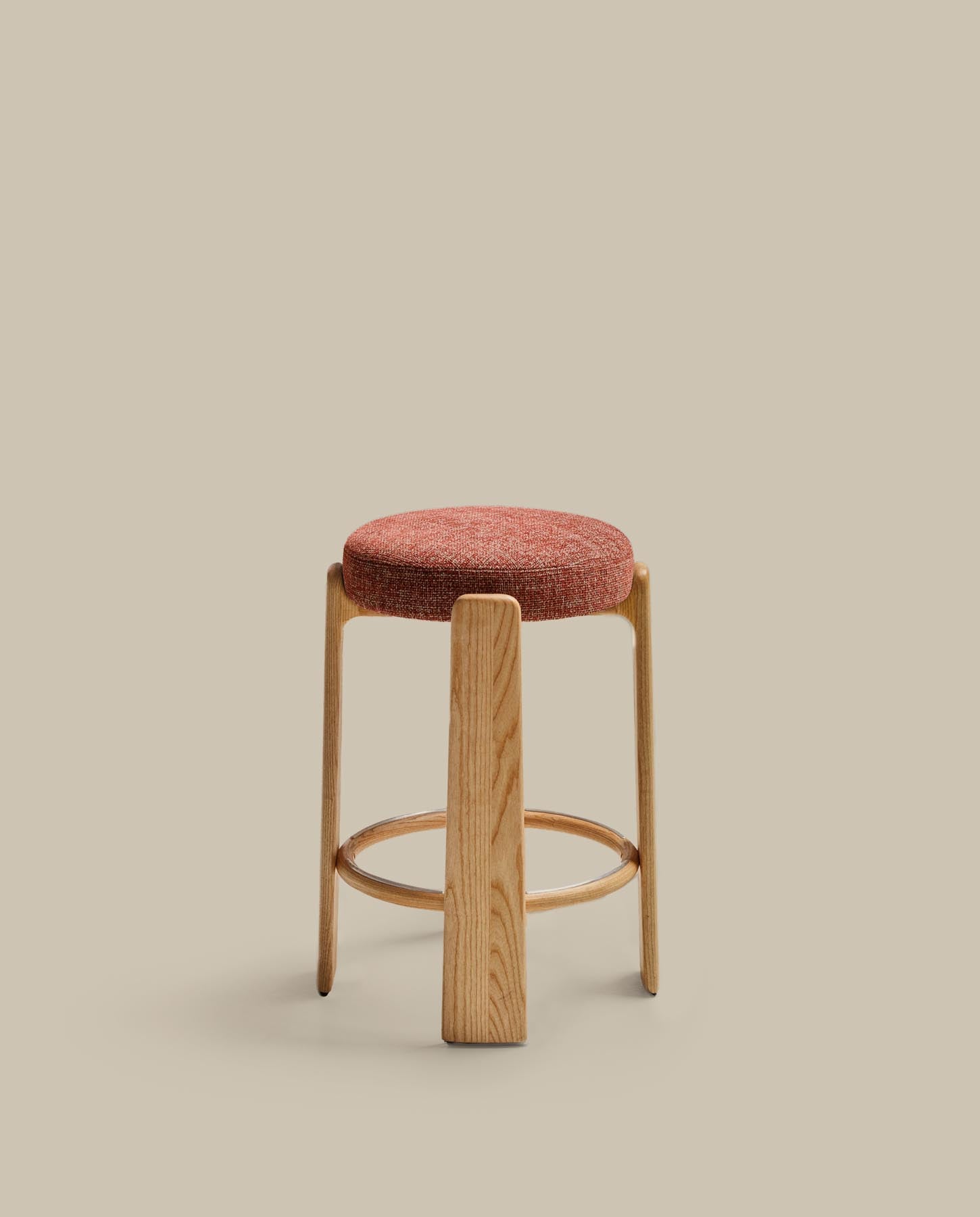 Hocker Granite, schwer entflammbar, aus terrakottafarbener Chenille und massivem Eschenholz mit naturfarbener Oberfläche, FSC 100 %, 75 cm in Terrakotta präsentiert im Onlineshop von KAQTU Design AG. Barhocker ist von Kave Home