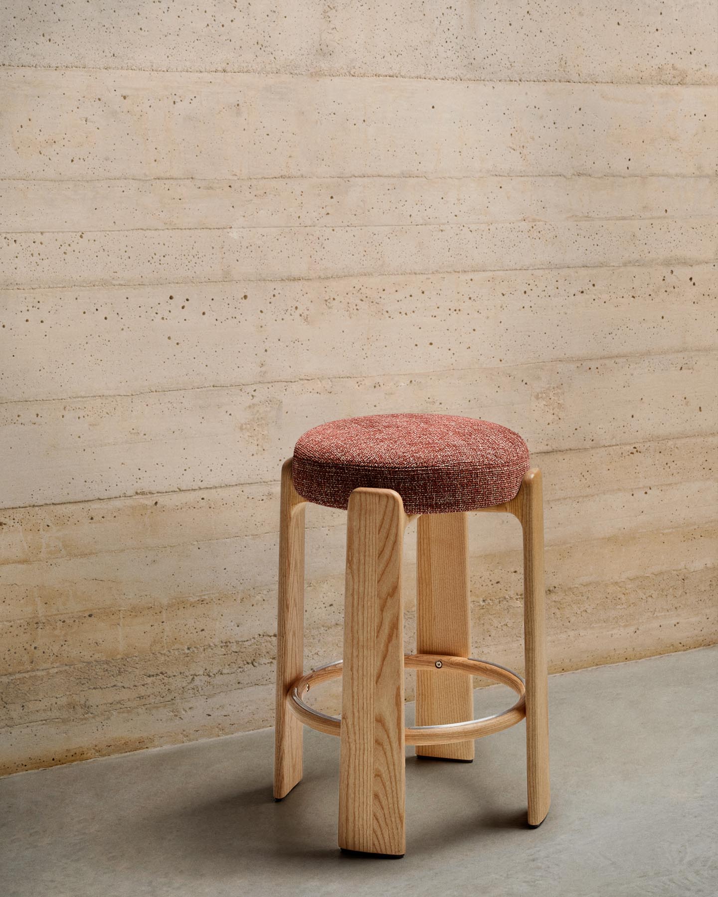 Hocker Granite, schwer entflammbar, aus terrakottafarbener Chenille und massivem Eschenholz mit naturfarbener Oberfläche, FSC 100 %, 75 cm in Terrakotta präsentiert im Onlineshop von KAQTU Design AG. Barhocker ist von Kave Home
