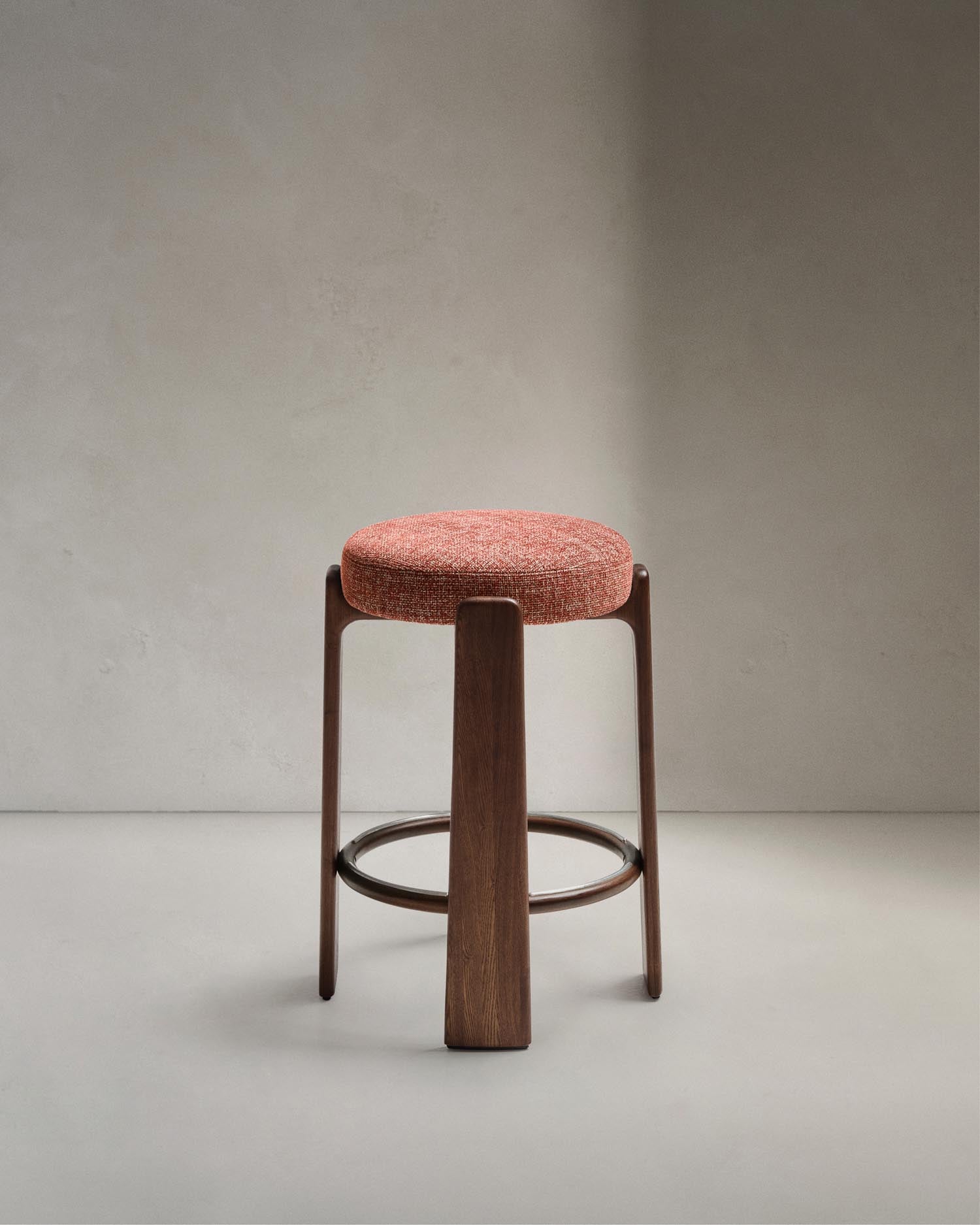 Erleben Sie den Hocker Granite von Kave Home: Elegante Chenille und robustes Eschenholz vereinen sich in einem nachhaltigen Design für jeden Raum.