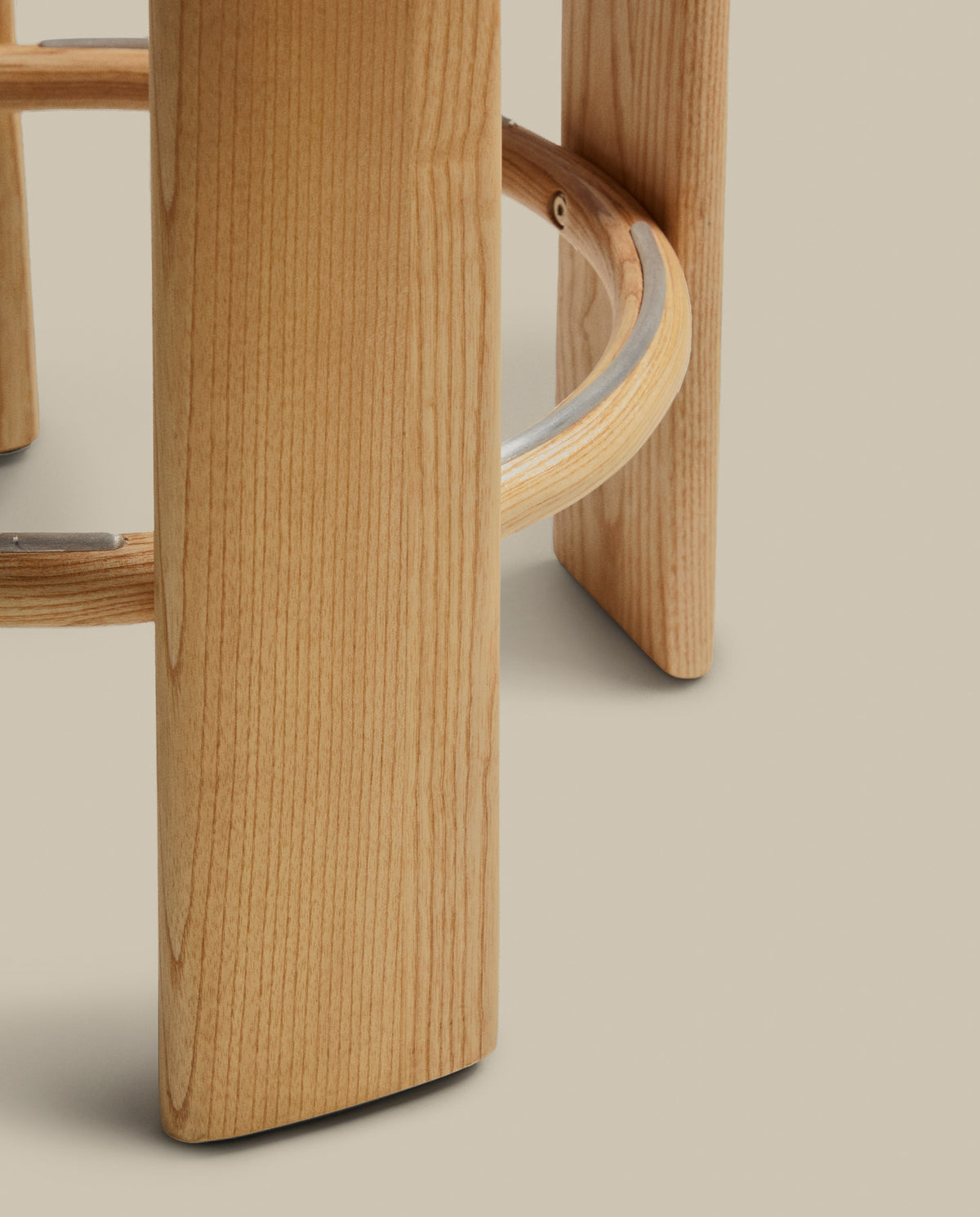 Hocker Granite aus grüner Chenille und massivem Eschenholz mit Finish in natürlichem Farbton, FSC 100%, 75 cm in Terrakotta, Hellbraun präsentiert im Onlineshop von KAQTU Design AG. Barstuhl ist von Kave Home