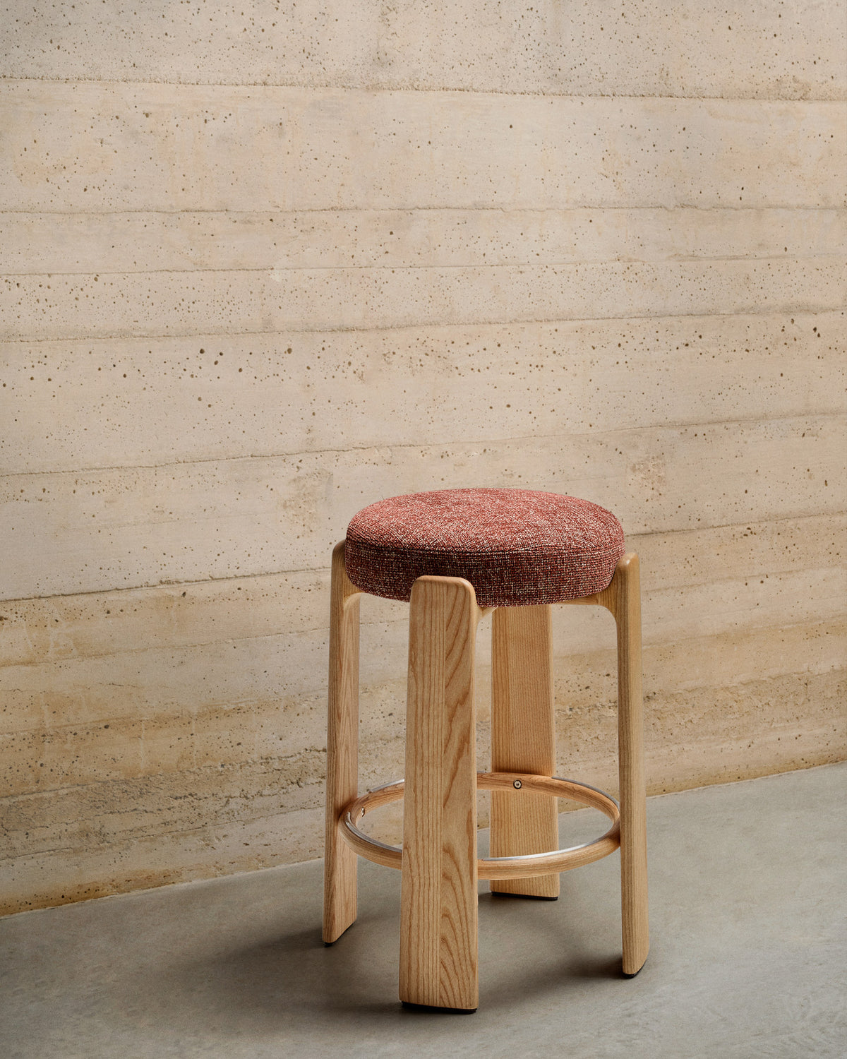 Hocker Granite aus grüner Chenille und massivem Eschenholz mit Finish in natürlichem Farbton, FSC 100%, 75 cm in Terrakotta, Hellbraun präsentiert im Onlineshop von KAQTU Design AG. Barstuhl ist von Kave Home