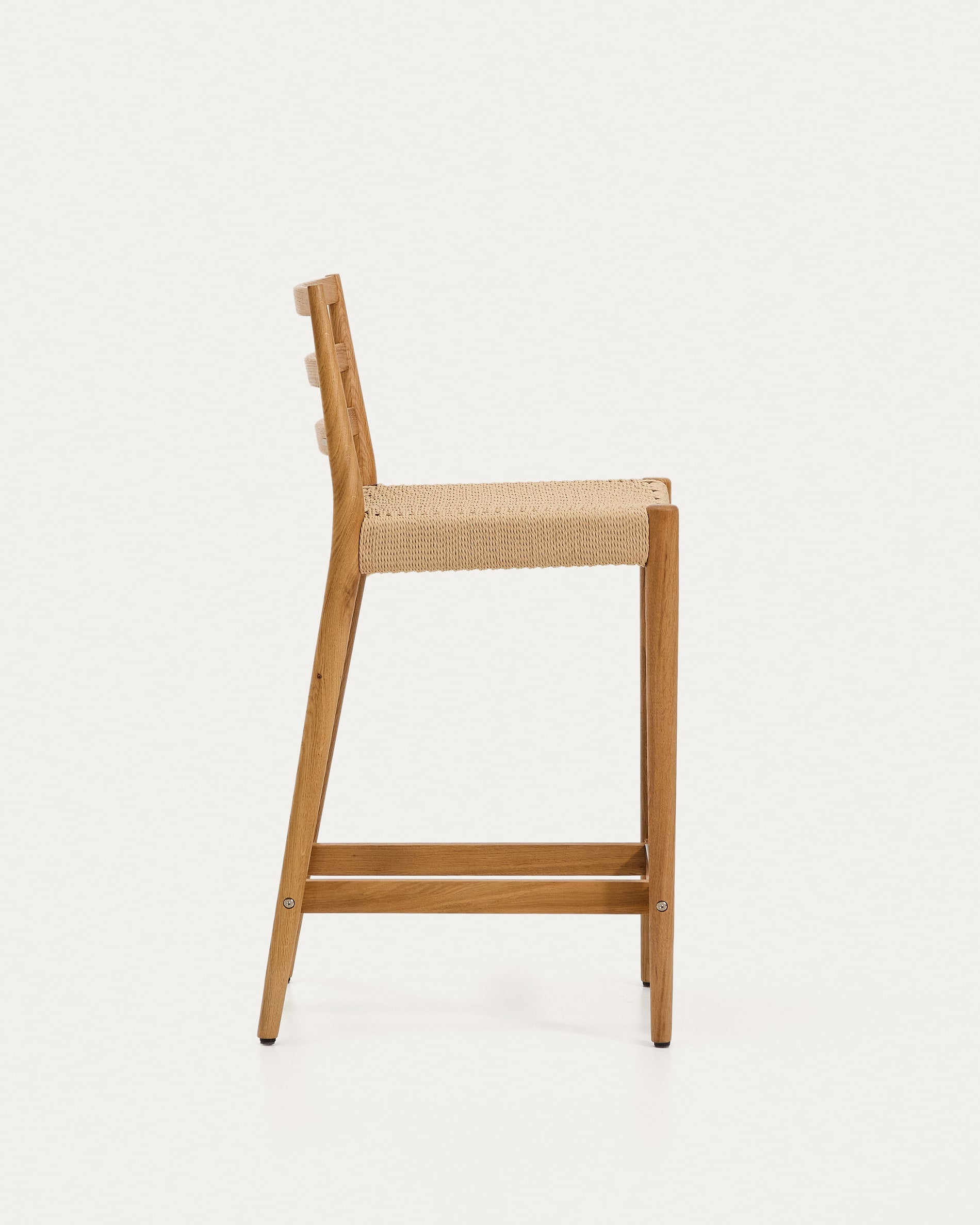 Analy Hocker Rückenlehne massives Eichenholz Finish in Naturton und Sitzfläche Seil 65 cm  in Beige präsentiert im Onlineshop von KAQTU Design AG. Barhocker ist von Kave Home
