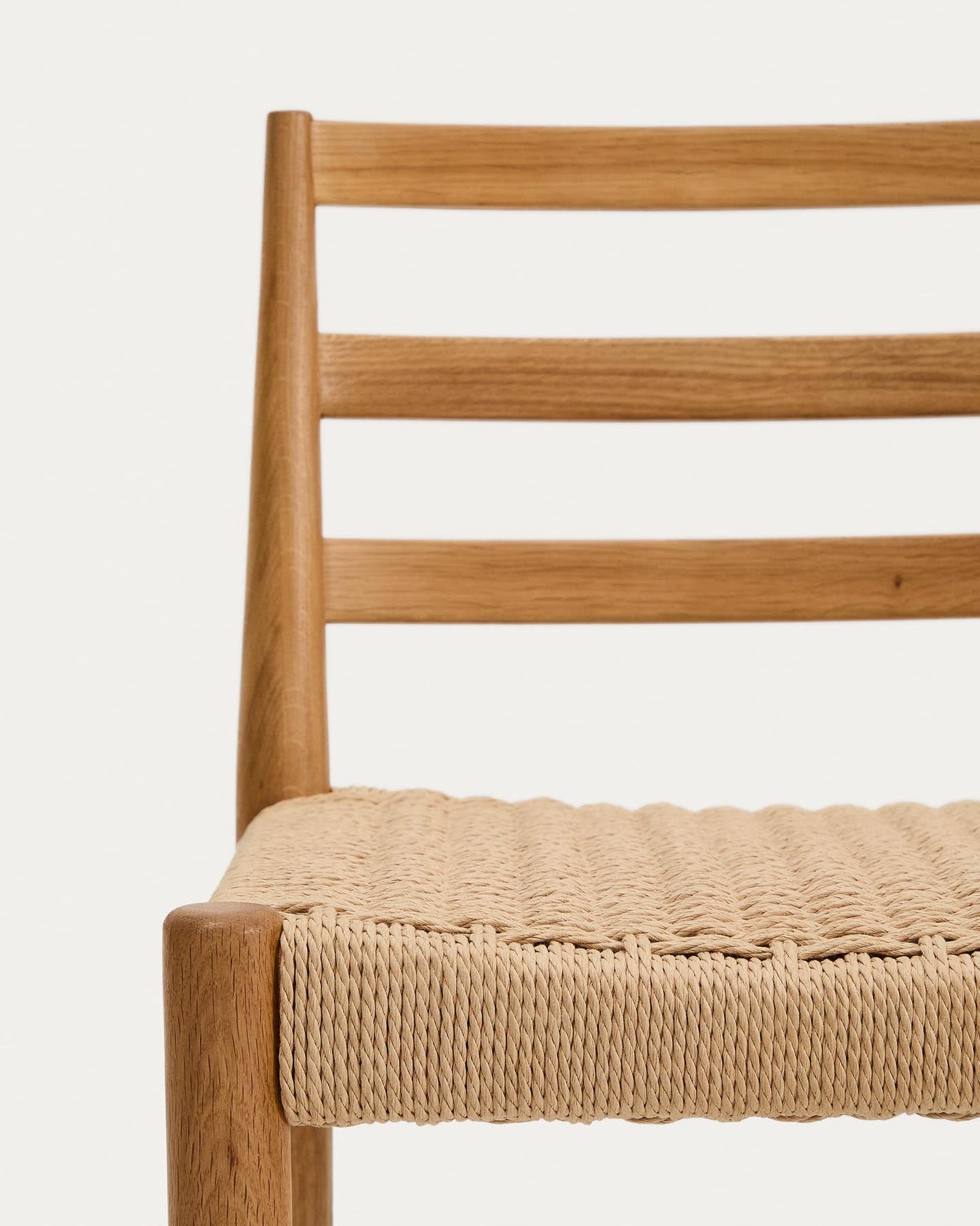 Analy Hocker Rückenlehne massives Eichenholz Finish in Naturton und Sitzfläche Seil 65 cm  in Beige präsentiert im Onlineshop von KAQTU Design AG. Barhocker ist von Kave Home