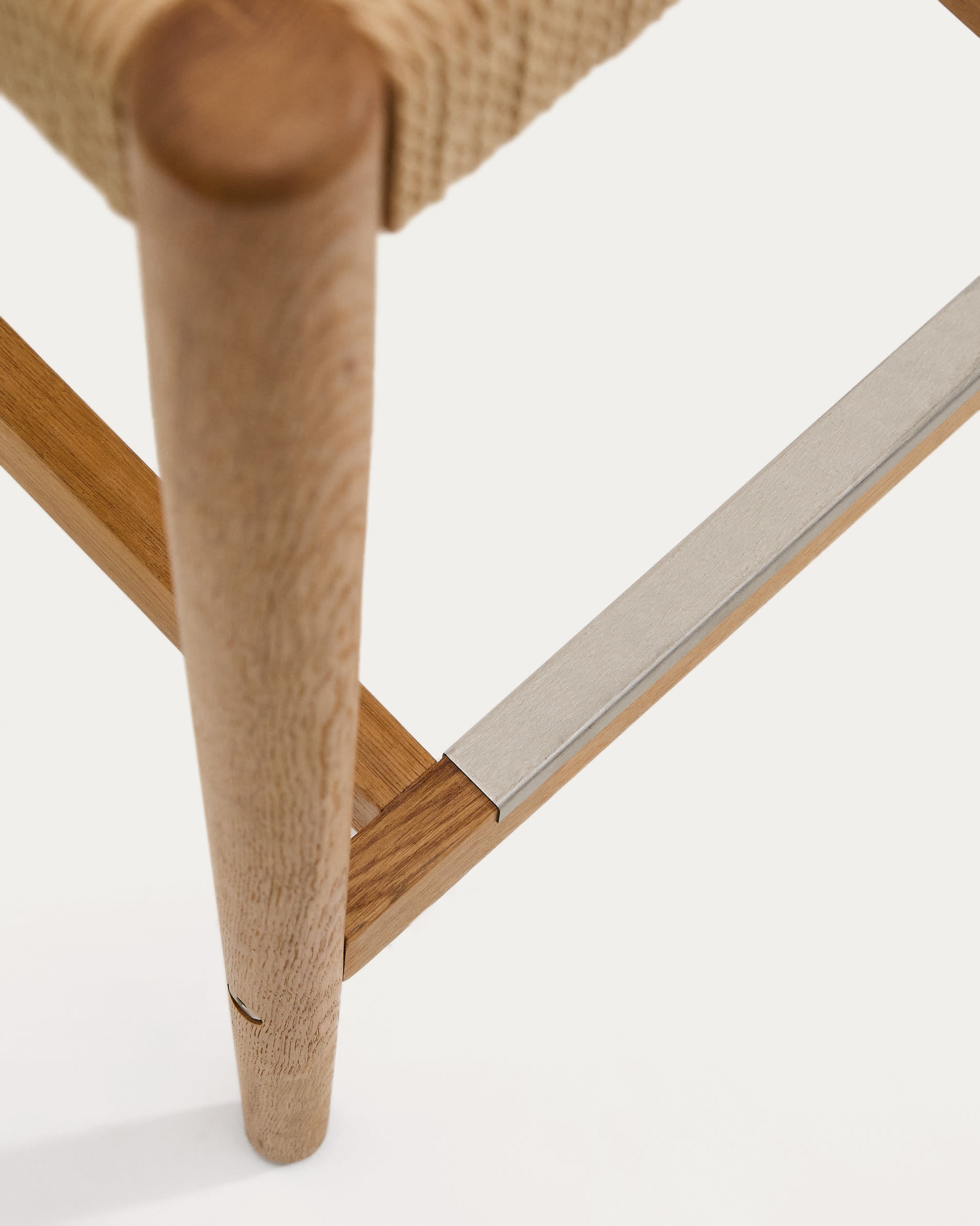 Analy Hocker Rückenlehne massives Eichenholz Finish in Naturton und Sitzfläche Seil 65 cm  in Beige präsentiert im Onlineshop von KAQTU Design AG. Barhocker ist von Kave Home
