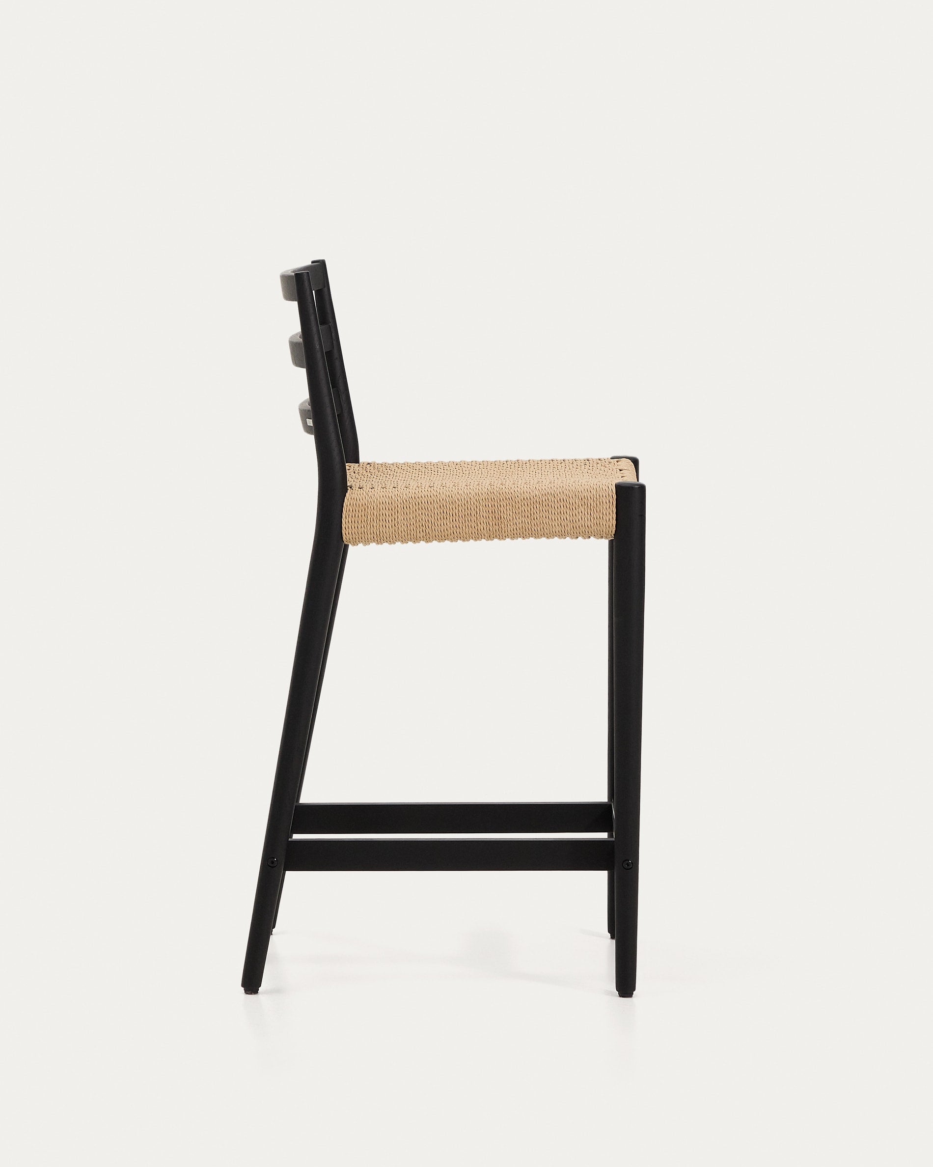 Analy Barhocker Rückenlehne massives Eichenholz mit schwarzem Finishund Seilsitzfläche 65  in Schwarz präsentiert im Onlineshop von KAQTU Design AG. Barhocker ist von Kave Home