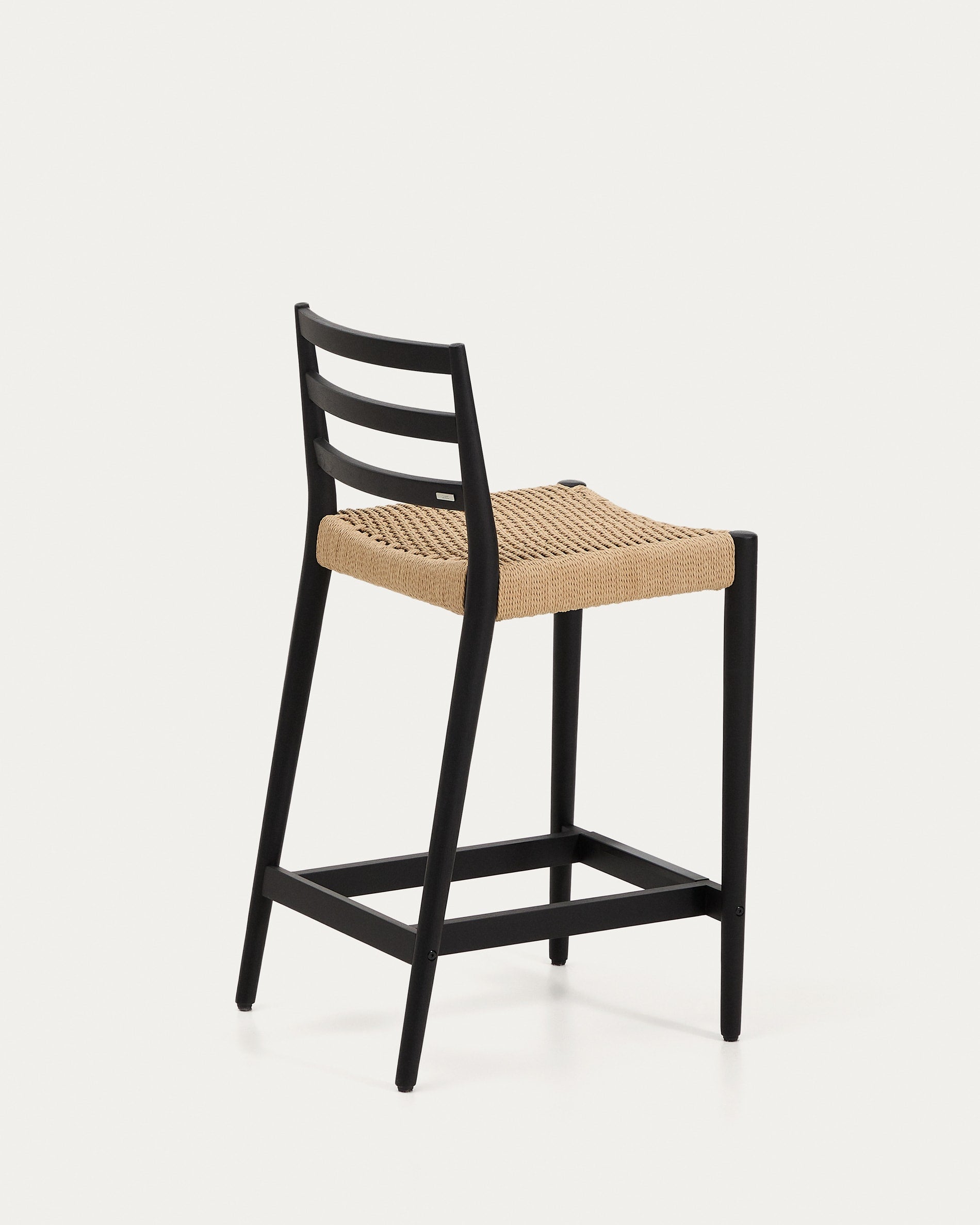 Analy Barhocker Rückenlehne massives Eichenholz mit schwarzem Finishund Seilsitzfläche 65  in Schwarz präsentiert im Onlineshop von KAQTU Design AG. Barhocker ist von Kave Home