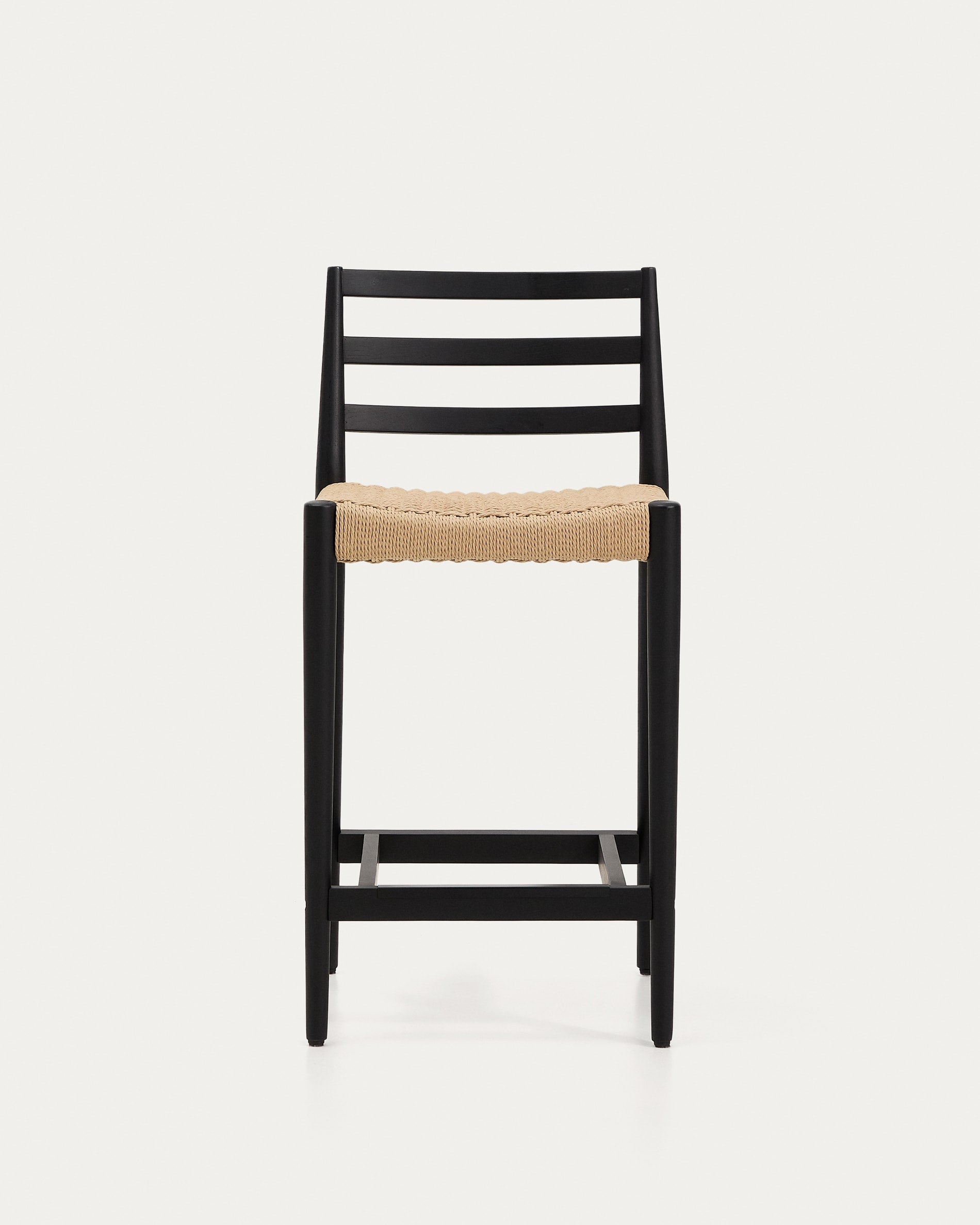 Analy Barhocker Rückenlehne massives Eichenholz mit schwarzem Finishund Seilsitzfläche 65  in Schwarz präsentiert im Onlineshop von KAQTU Design AG. Barhocker ist von Kave Home