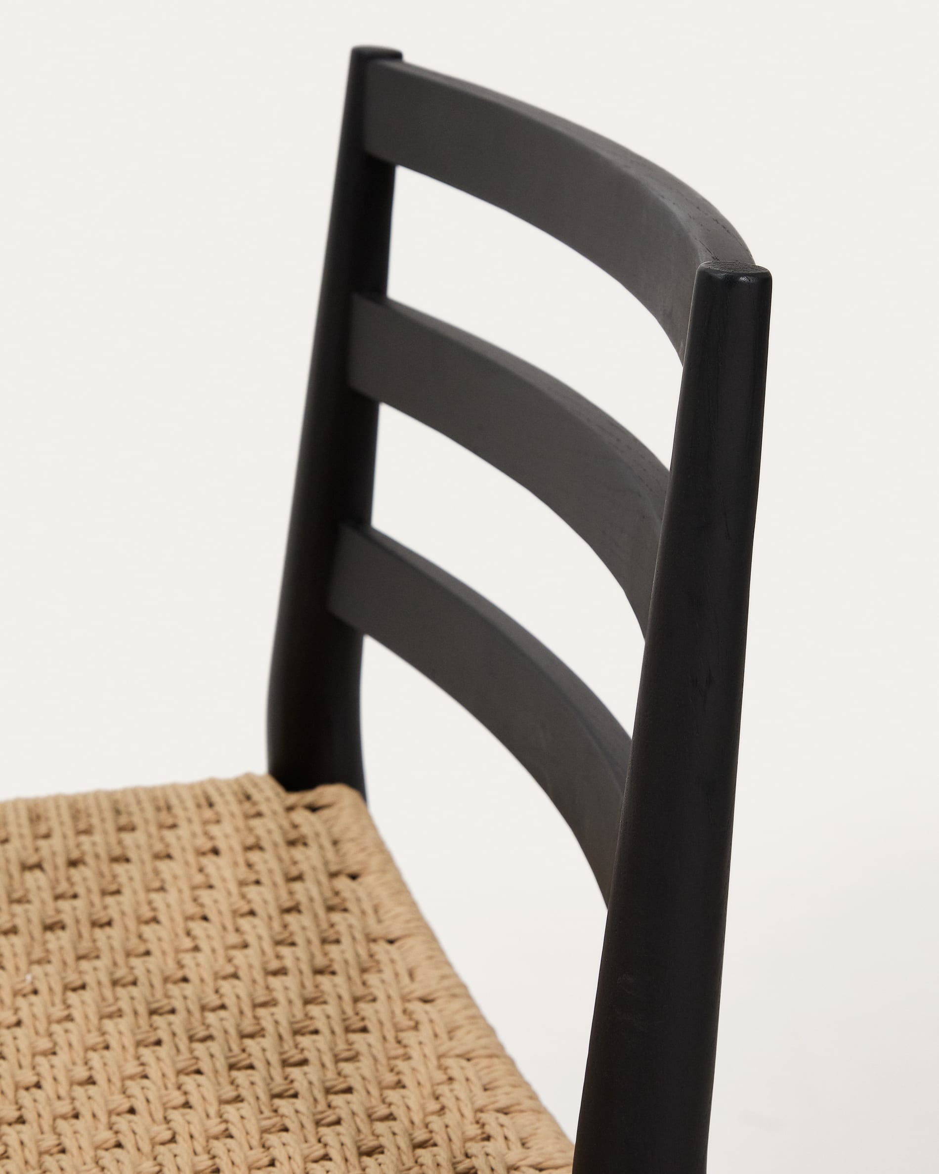 Analy Barhocker Rückenlehne massives Eichenholz mit schwarzem Finishund Seilsitzfläche 65  in Schwarz präsentiert im Onlineshop von KAQTU Design AG. Barhocker ist von Kave Home