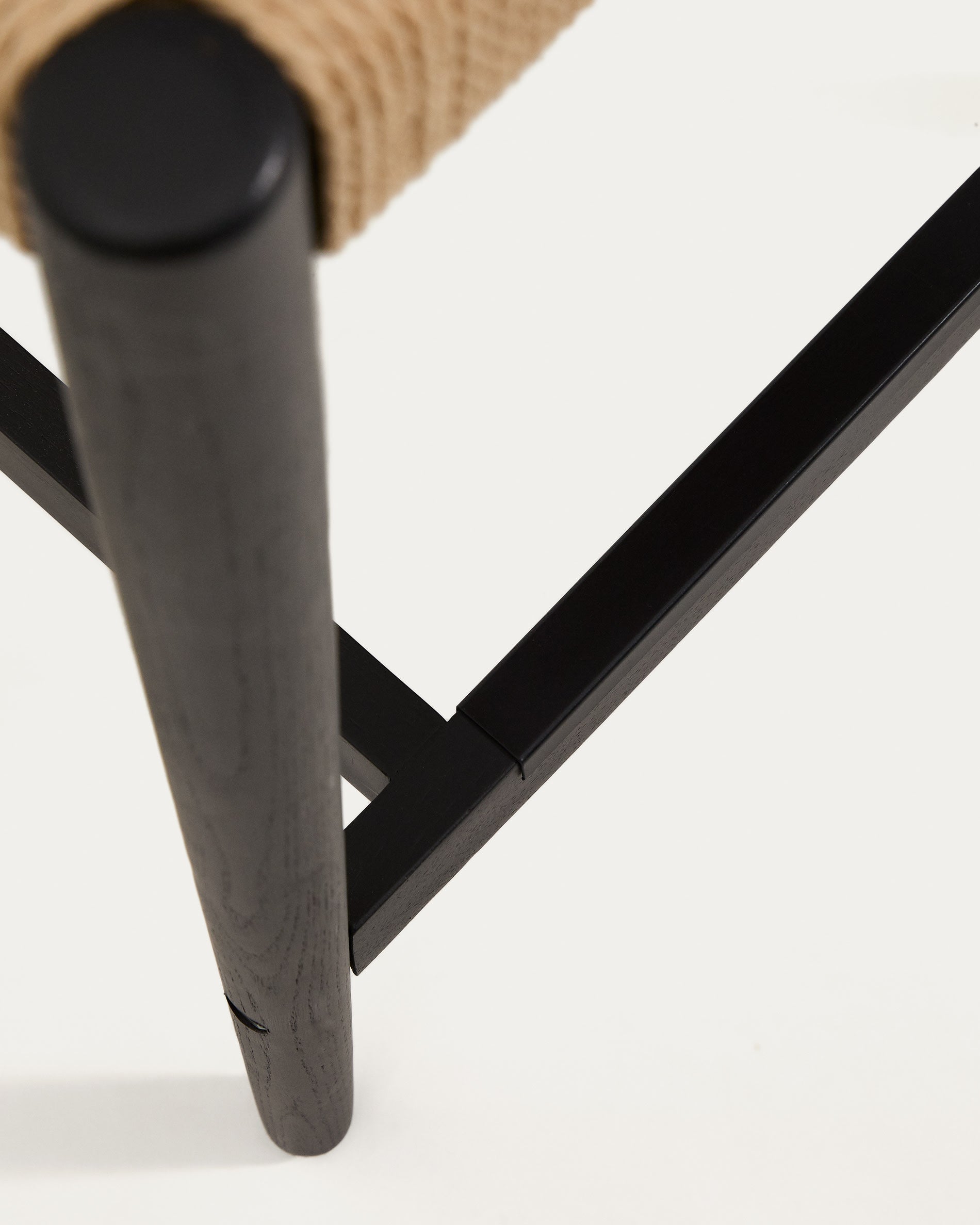 Analy Barhocker Rückenlehne massives Eichenholz mit schwarzem Finishund Seilsitzfläche 65  in Schwarz präsentiert im Onlineshop von KAQTU Design AG. Barhocker ist von Kave Home