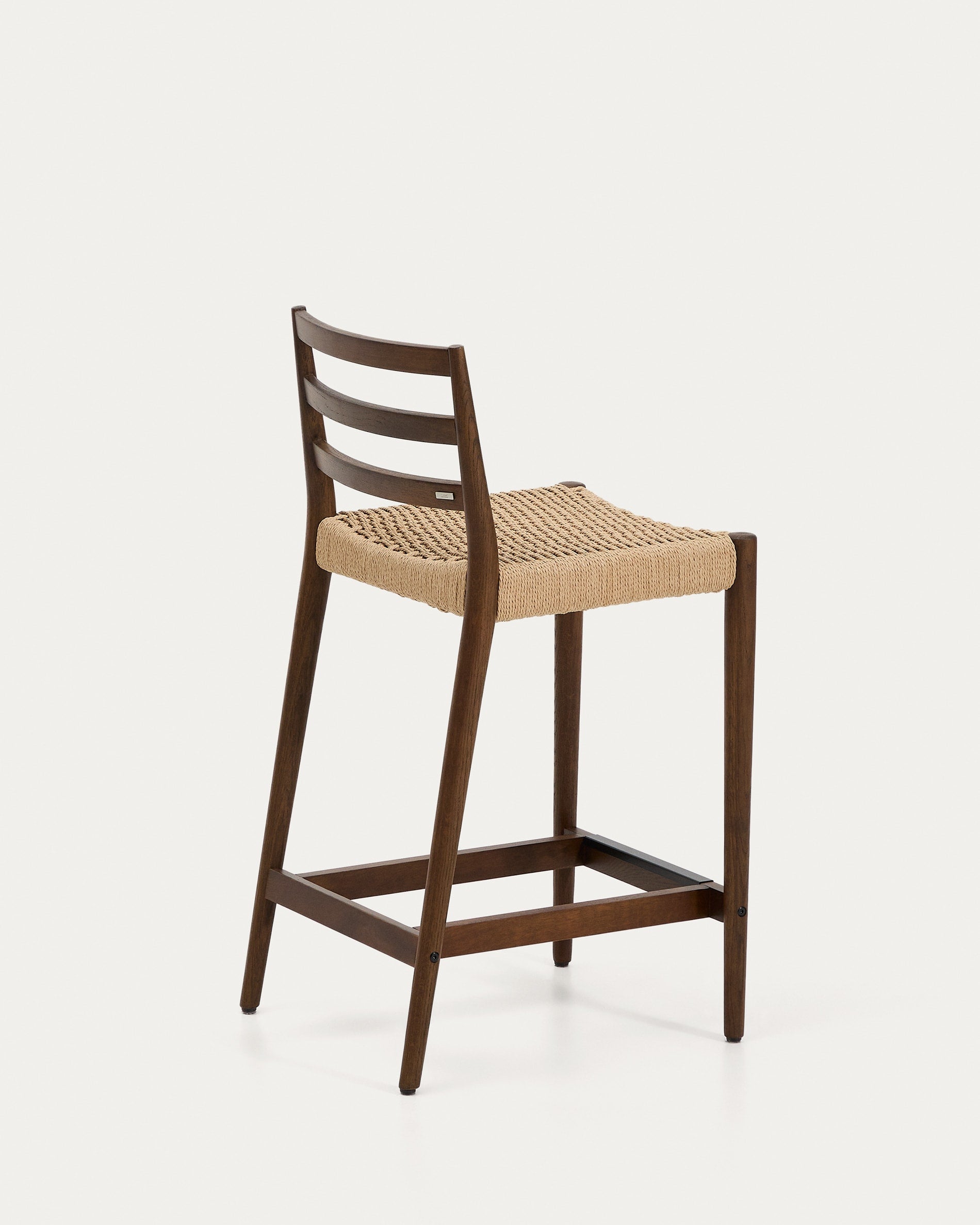 Analy Barhocker mit Rückenlehne aus massivem Eichenholz mit Nussbaum-Finish und Sitzfläche in Braun präsentiert im Onlineshop von KAQTU Design AG. Barhocker ist von Kave Home