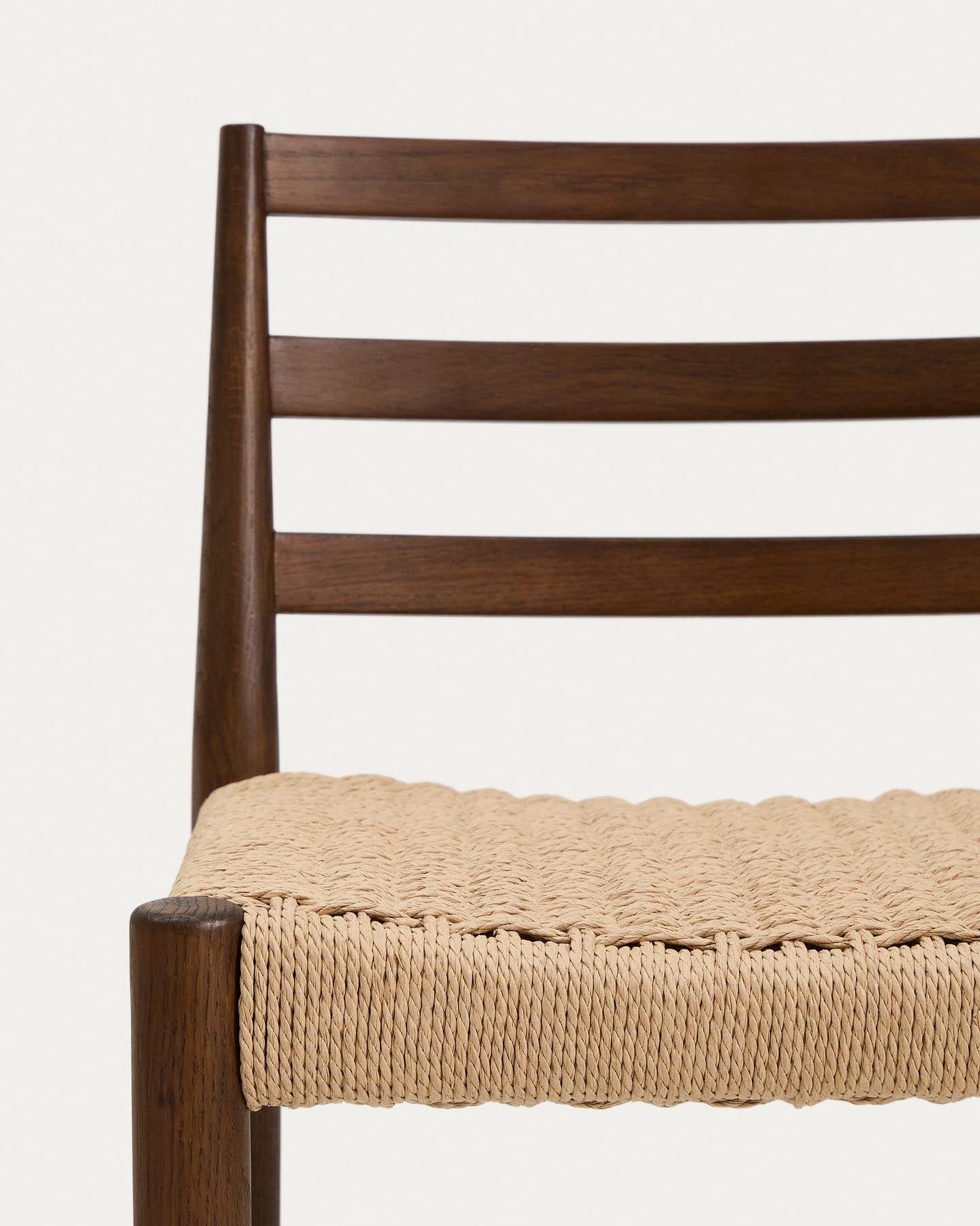 Analy Barhocker mit Rückenlehne aus massivem Eichenholz mit Nussbaum-Finish und Sitzfläche in Braun präsentiert im Onlineshop von KAQTU Design AG. Barhocker ist von Kave Home