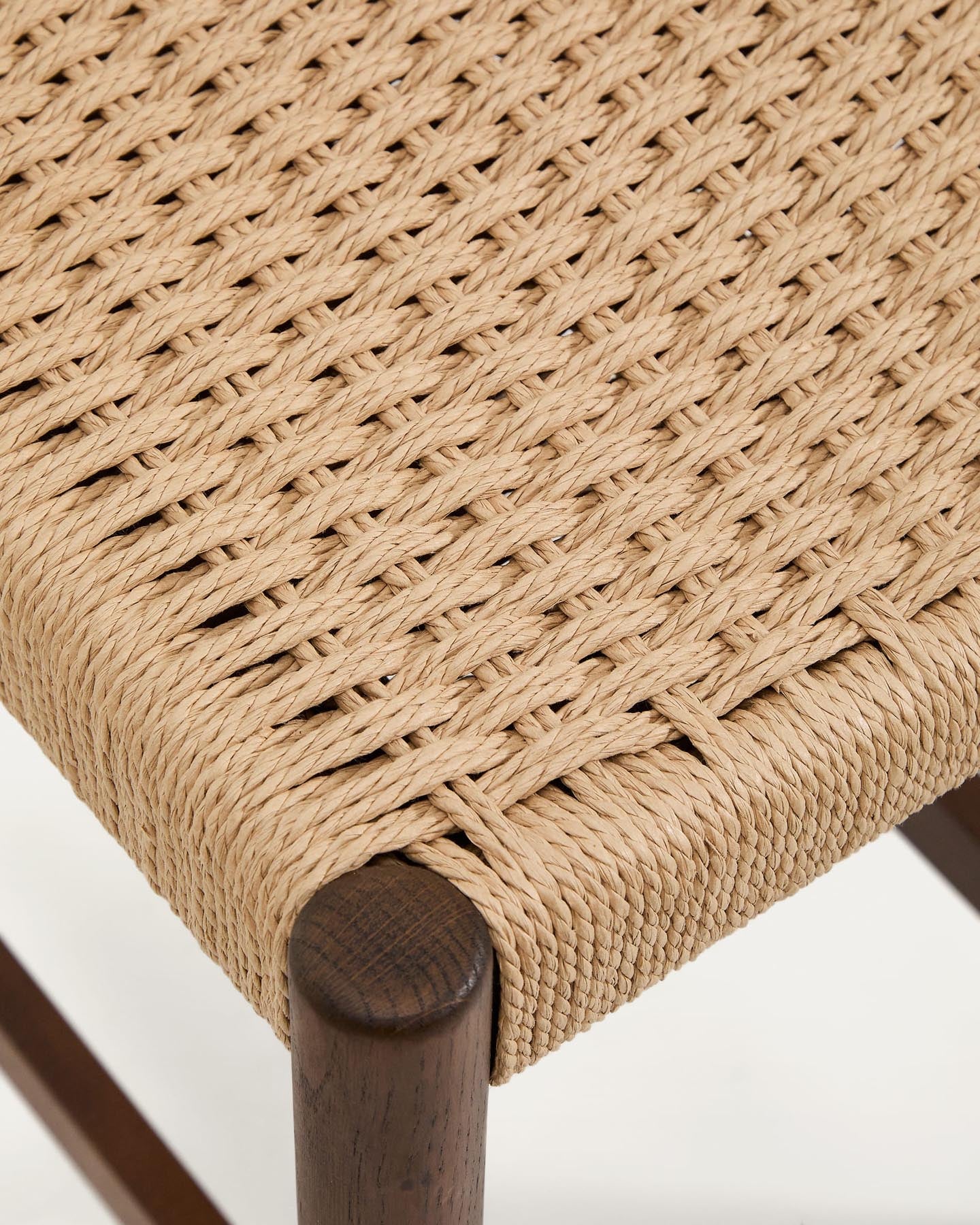 Analy Barhocker mit Rückenlehne aus massivem Eichenholz mit Nussbaum-Finish und Sitzfläche in Braun präsentiert im Onlineshop von KAQTU Design AG. Barhocker ist von Kave Home