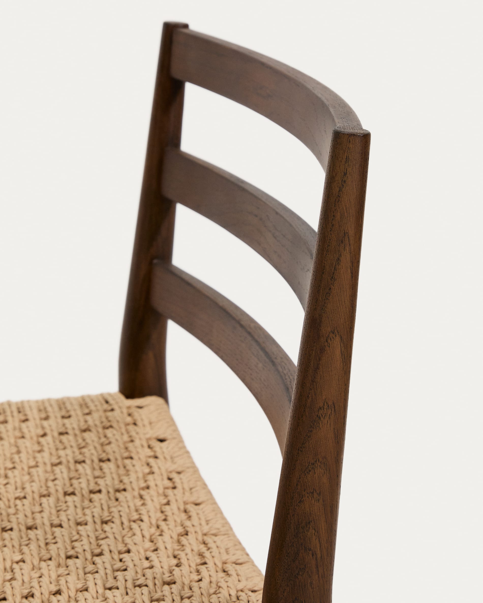 Analy Barhocker mit Rückenlehne aus massivem Eichenholz mit Nussbaum-Finish und Sitzfläche in Braun präsentiert im Onlineshop von KAQTU Design AG. Barhocker ist von Kave Home