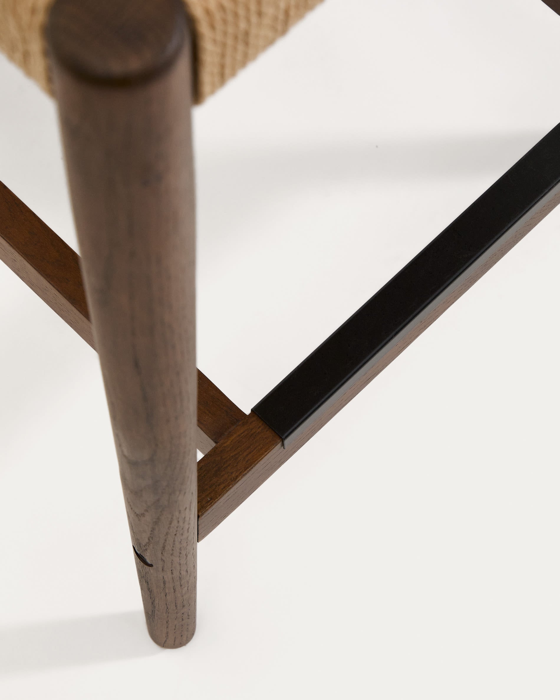 Analy Barhocker mit Rückenlehne aus massivem Eichenholz mit Nussbaum-Finish und Sitzfläche in Braun präsentiert im Onlineshop von KAQTU Design AG. Barhocker ist von Kave Home