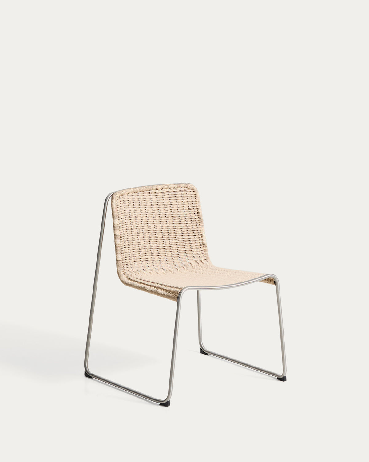 Stapelbarer Stuhl Tavari aus beigefarbenem Synthetikseil und Edelstahl AISI 304 in gebürsteter Optik in Beige präsentiert im Onlineshop von KAQTU Design AG. Gartenstuhl ist von Kave Home