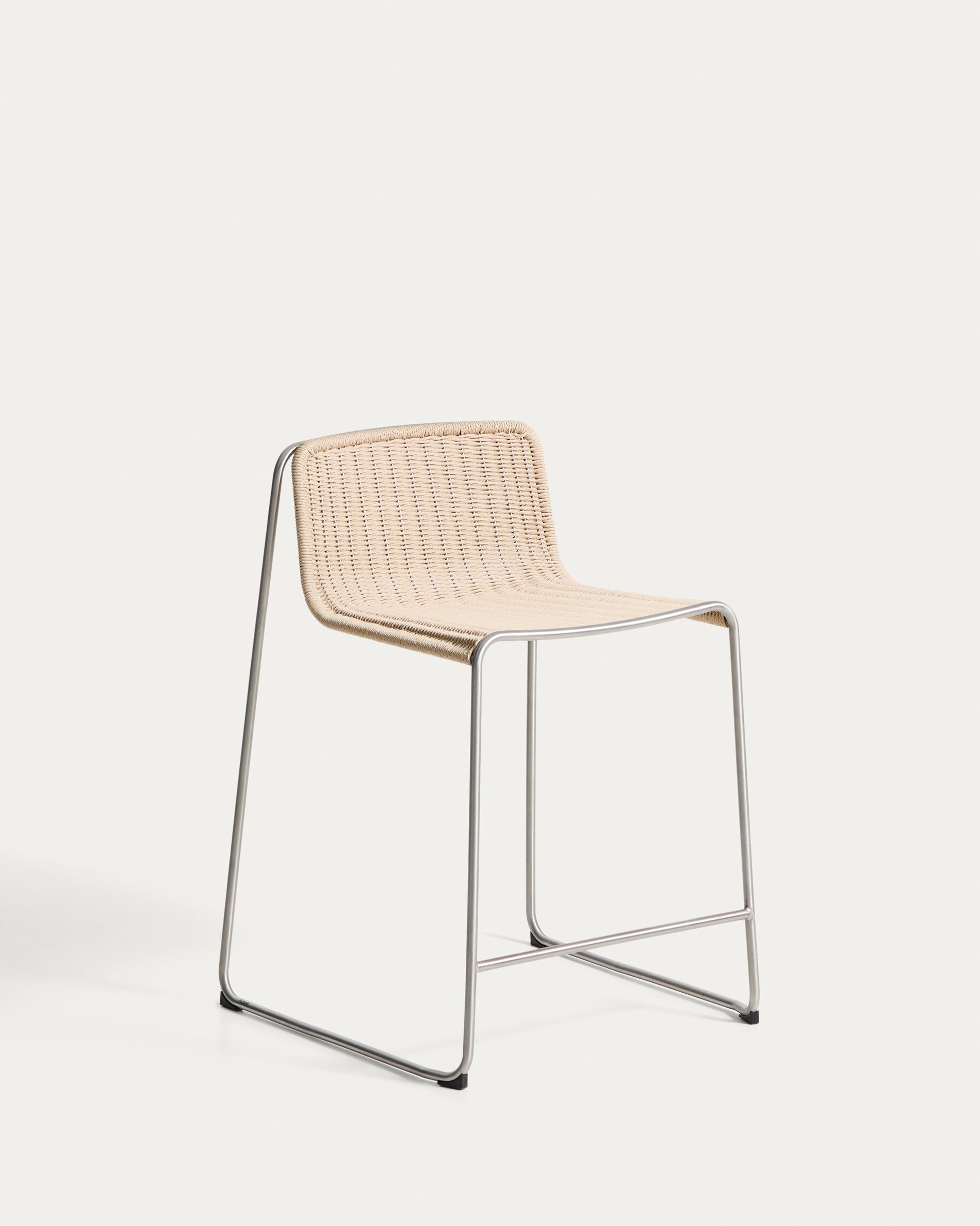 Stapelhocker Tavari aus beigefarbenem Synthetikseil und Edelstahl in gebürsteter Optik, 65 cm in Beige präsentiert im Onlineshop von KAQTU Design AG. Hocker Outdoor ist von Kave Home