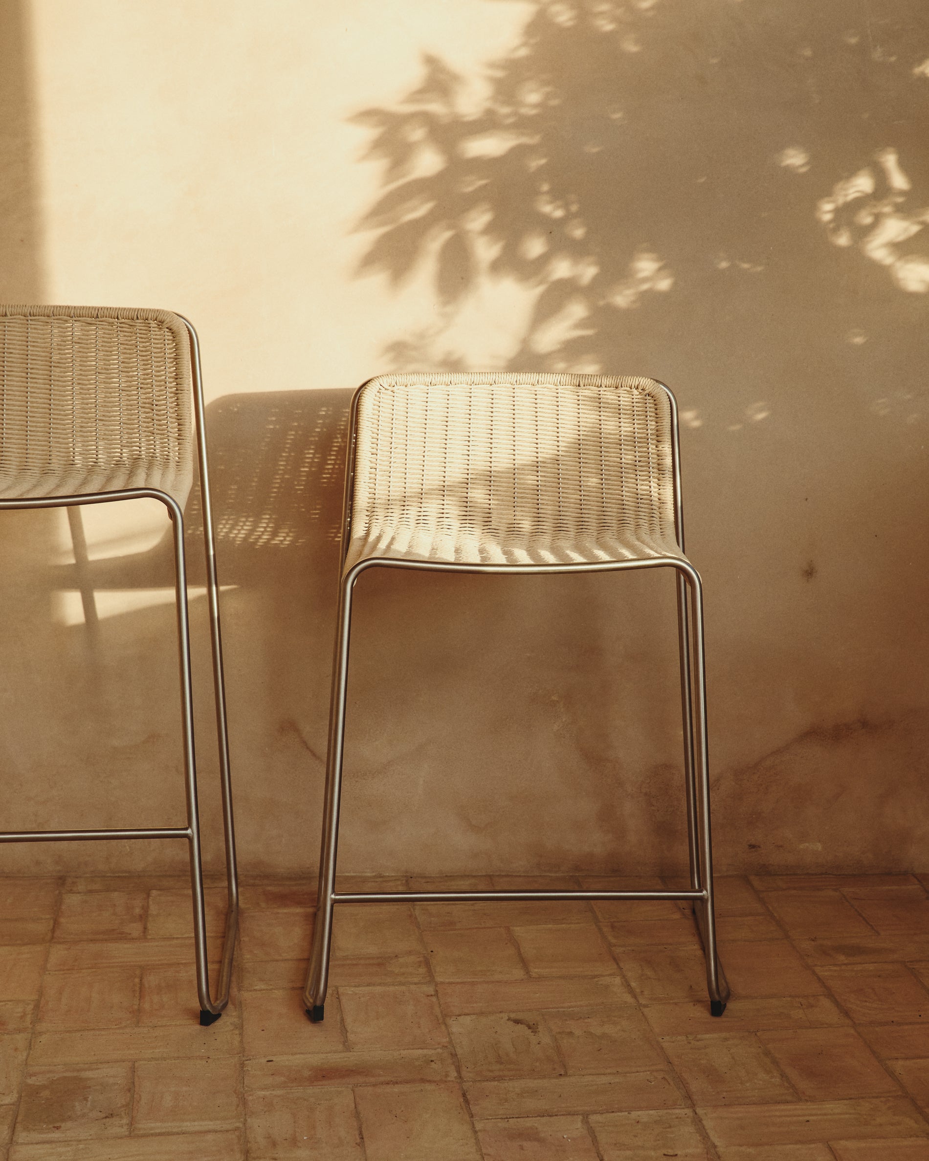 Stapelhocker Tavari aus beigefarbenem Synthetikseil und Edelstahl in gebürsteter Optik, 65 cm in Beige präsentiert im Onlineshop von KAQTU Design AG. Hocker Outdoor ist von Kave Home