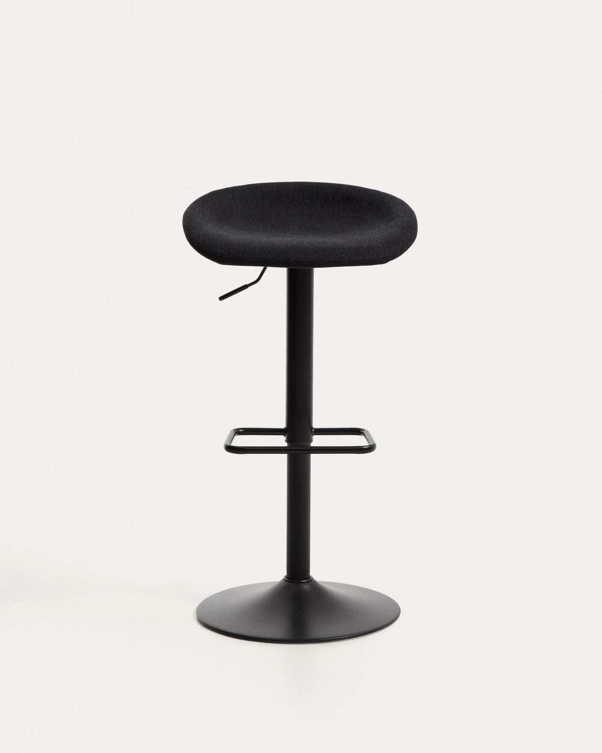 Drehbarer Hocker Danua mit schwarzem Chenillebezug, gepolstertem Sitz und mattschwarzem Stahlgestell, höhenverstellbar.
