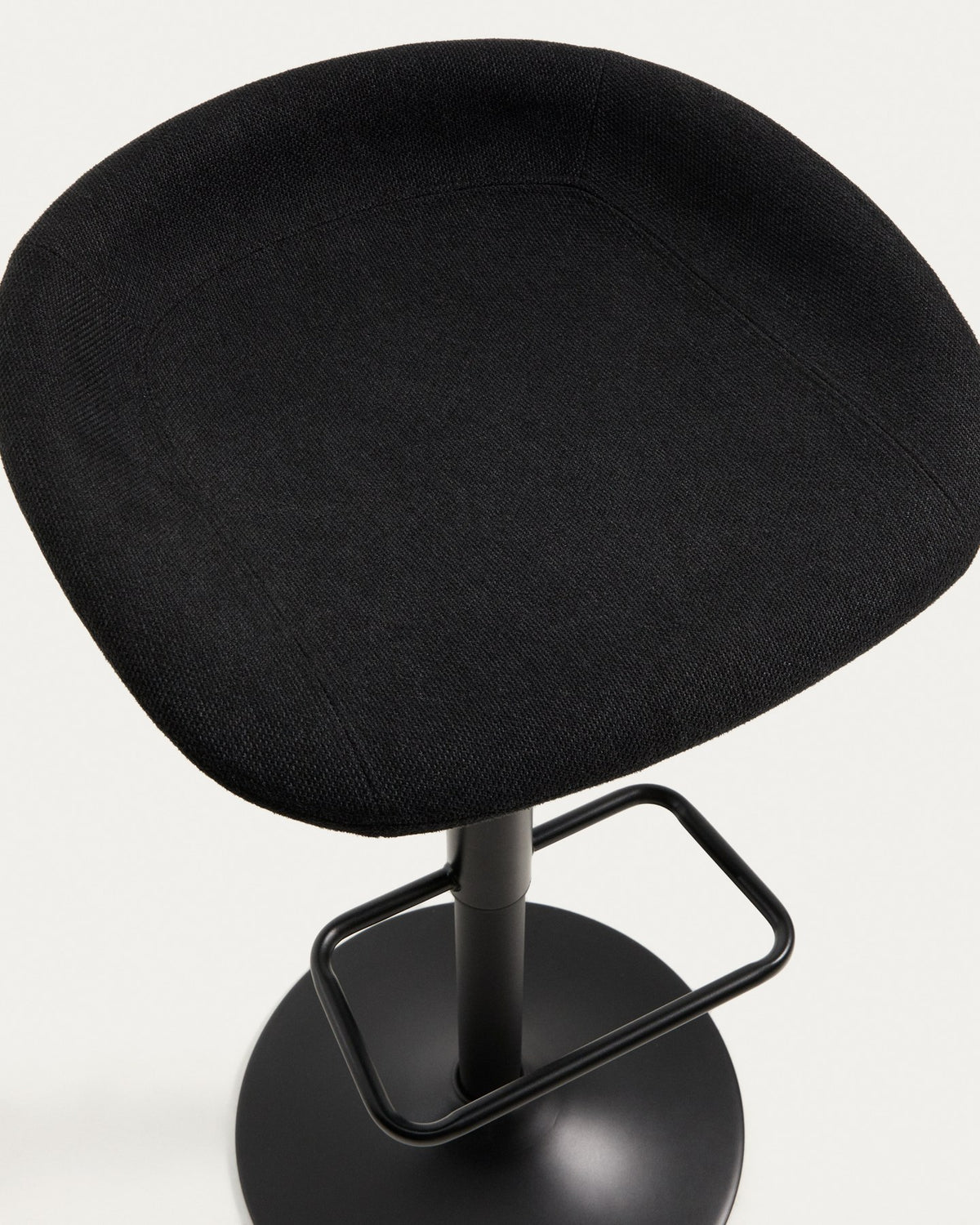 Drehbarer Hocker Danua mit schwarzem Chenillebezug, gepolstertem Sitz und mattschwarzem Stahlgestell, höhenverstellbar.