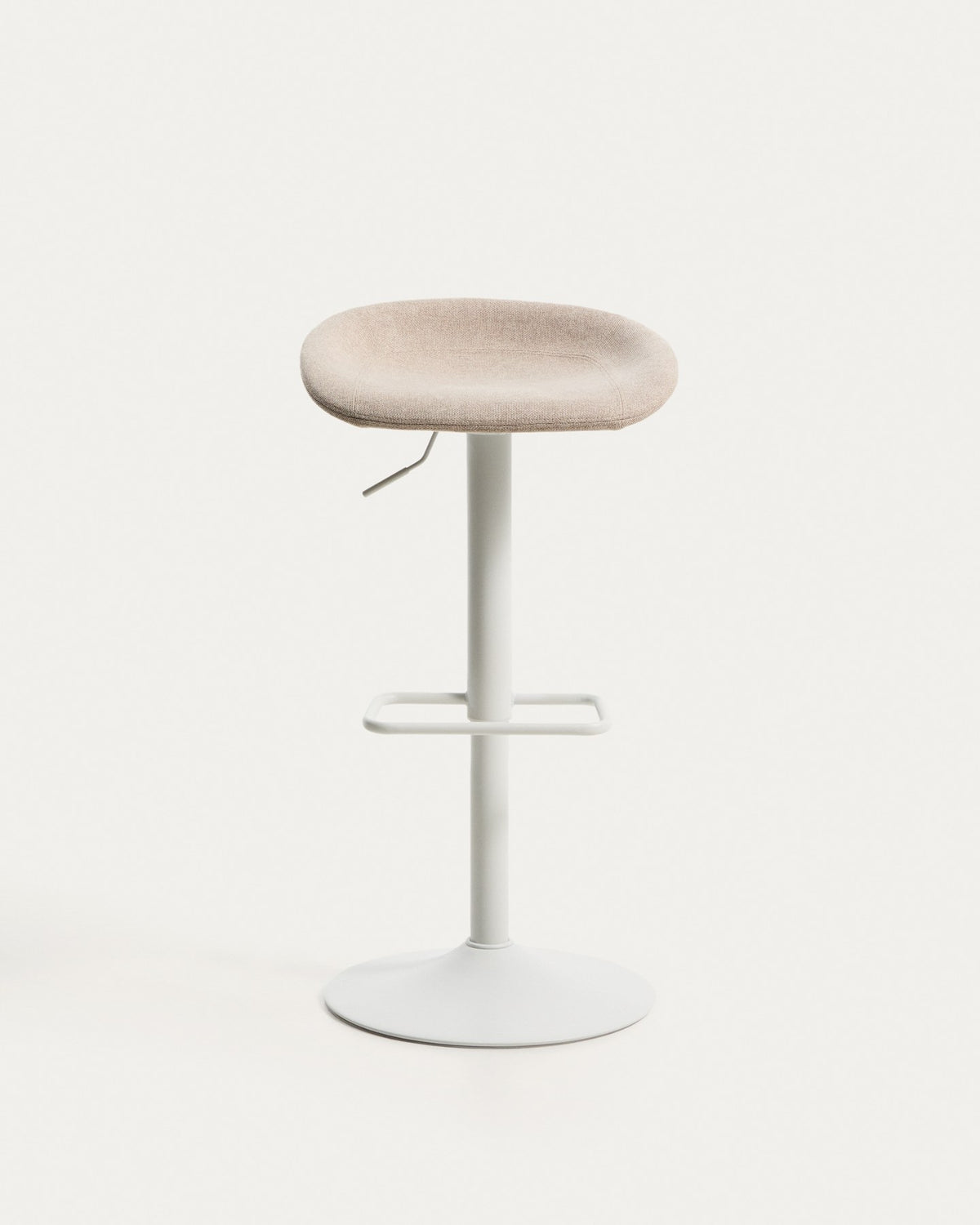 Runder Hocker mit beigem Chenillebezug, gepolstertem Sitz und mattweissem Stahlgestell mit rundem Fussring, freigestellt fotografiert.