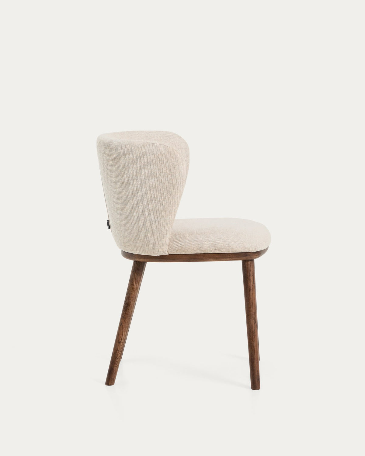Stuhl Ciselia mit beigem Chenillebezug, gepolsterter Sitzfläche und Rückenlehne sowie Beinen aus massivem Eschenholz mit Walnuss-Finish.