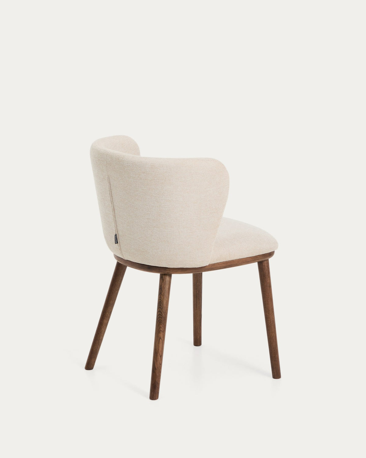 Stuhl Ciselia mit beigem Chenillebezug, gepolsterter Sitzfläche und Rückenlehne sowie Beinen aus massivem Eschenholz mit Walnuss-Finish.