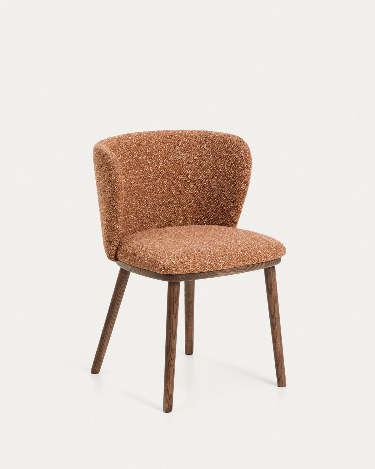 Stuhl Ciselia in dicker, terrakottafarbener Chenille mit Beinen aus massivem Eschenholz mit walnussholzfarbenem Finish, FSC Mix Credit in Terrakotta präsentiert im Onlineshop von KAQTU Design AG. Stuhl ist von Kave Home