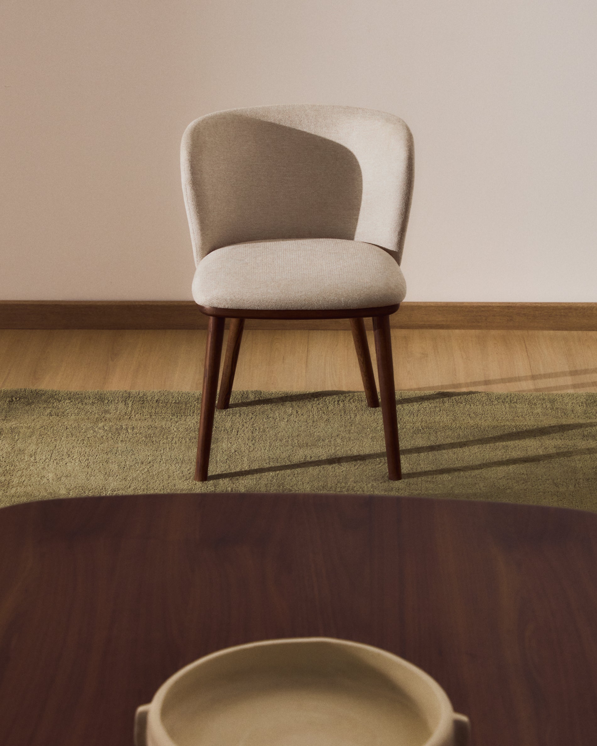 Stuhl Ciselia in beiger Chenille mit Beinen aus massivem Eschenholz mit walnussholzfarbenem Finish, FSC Mix Credit in Beige präsentiert im Onlineshop von KAQTU Design AG. Stuhl ist von Kave Home