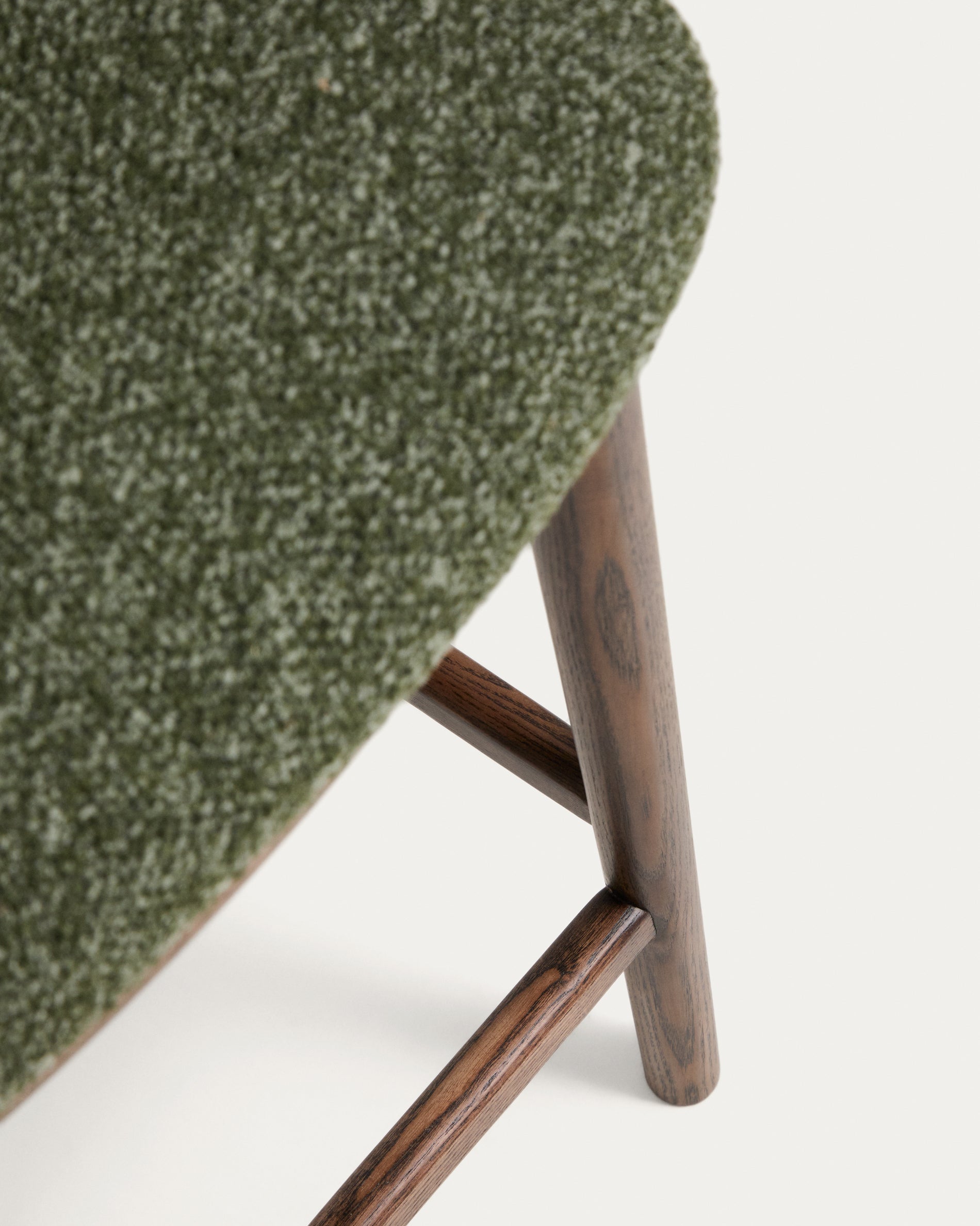 Hocker Ciselia in dicker, dunkelgrüner Chenille mit Beinen aus massivem Eschenholz mit walnussholzfarbenem Finish, FSC Mix Credit, 65 cm in Dunkelgrün präsentiert im Onlineshop von KAQTU Design AG. Barstuhl ist von Kave Home