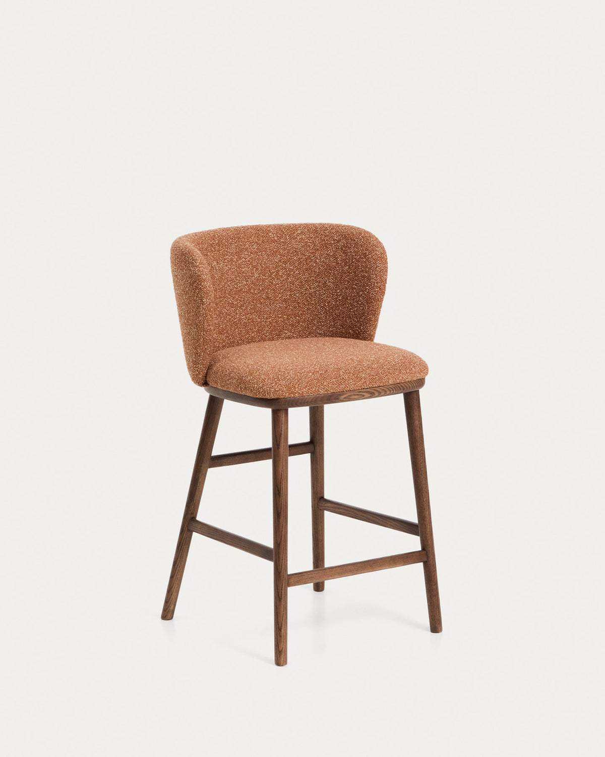 Hocker Ciselia in dicker, terrakottafarbener Chenille mit Beinen aus massivem Eschenholz mit walnussholzfarbenem Finish, FSC Mix Credit, 65 cm in Terrakotta präsentiert im Onlineshop von KAQTU Design AG. Barstuhl ist von Kave Home